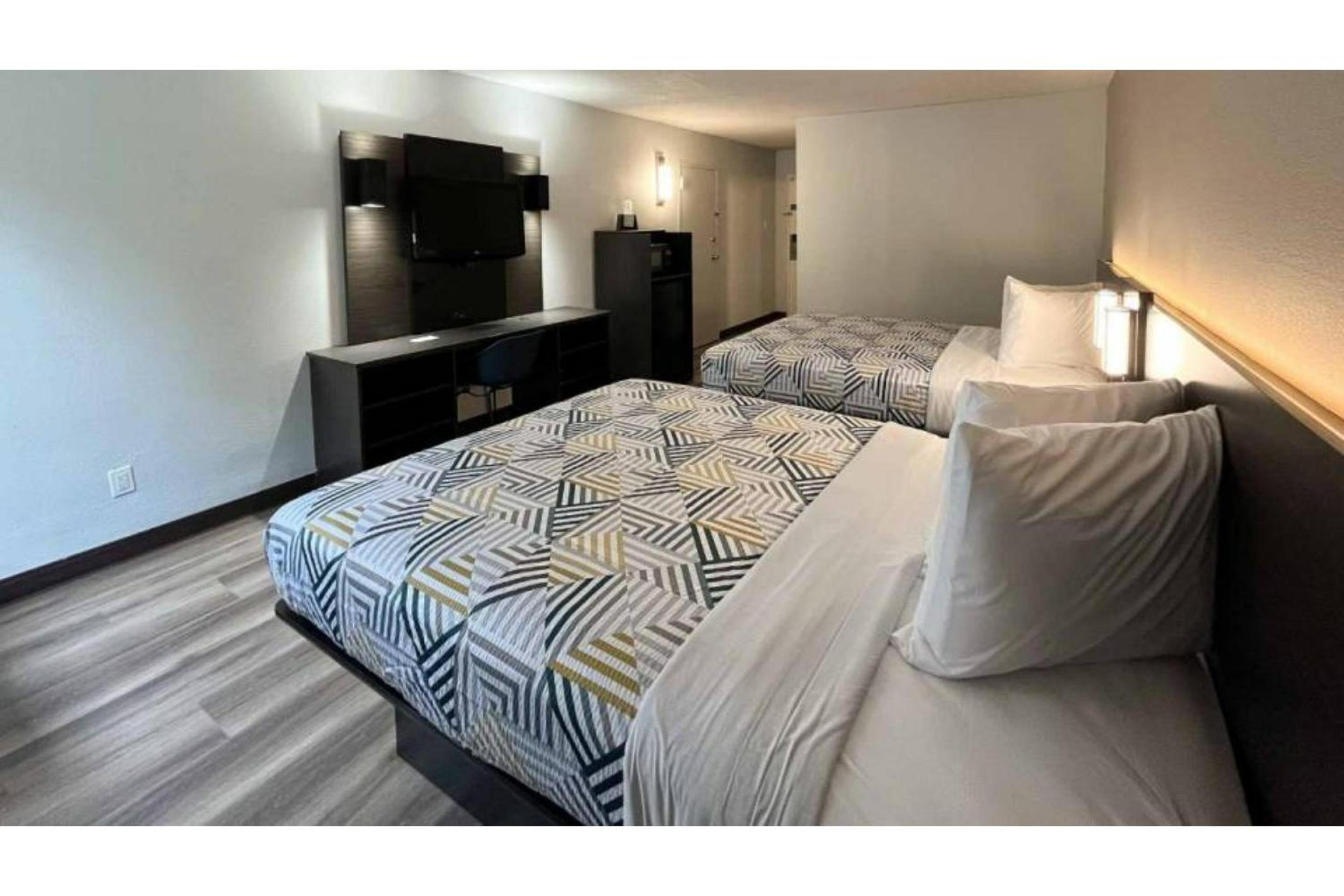 Queen Room with Two Queen Beds - Non-Smoking - Photo 1