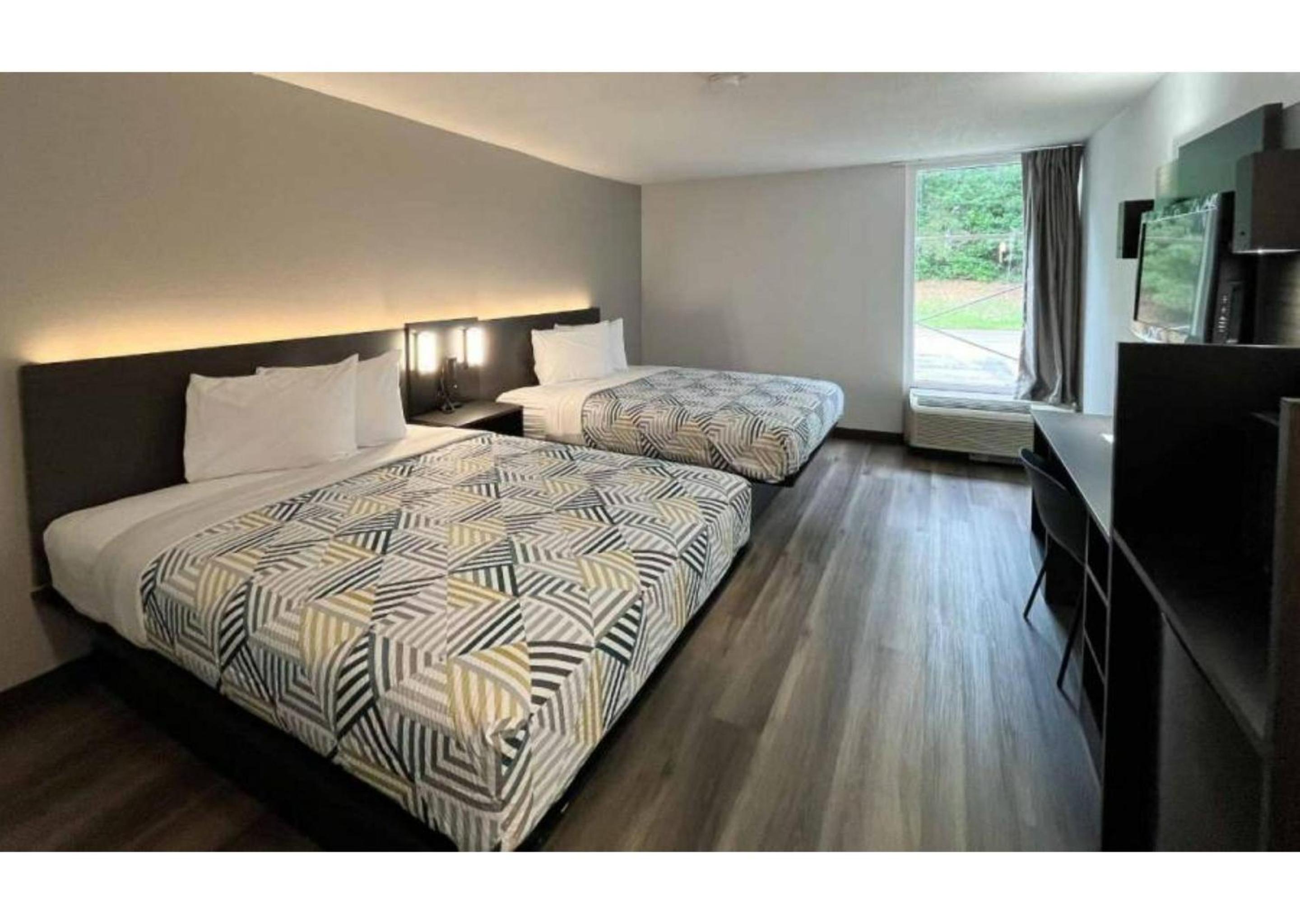 Queen Room with Two Queen Beds - Non-Smoking - Photo 5
