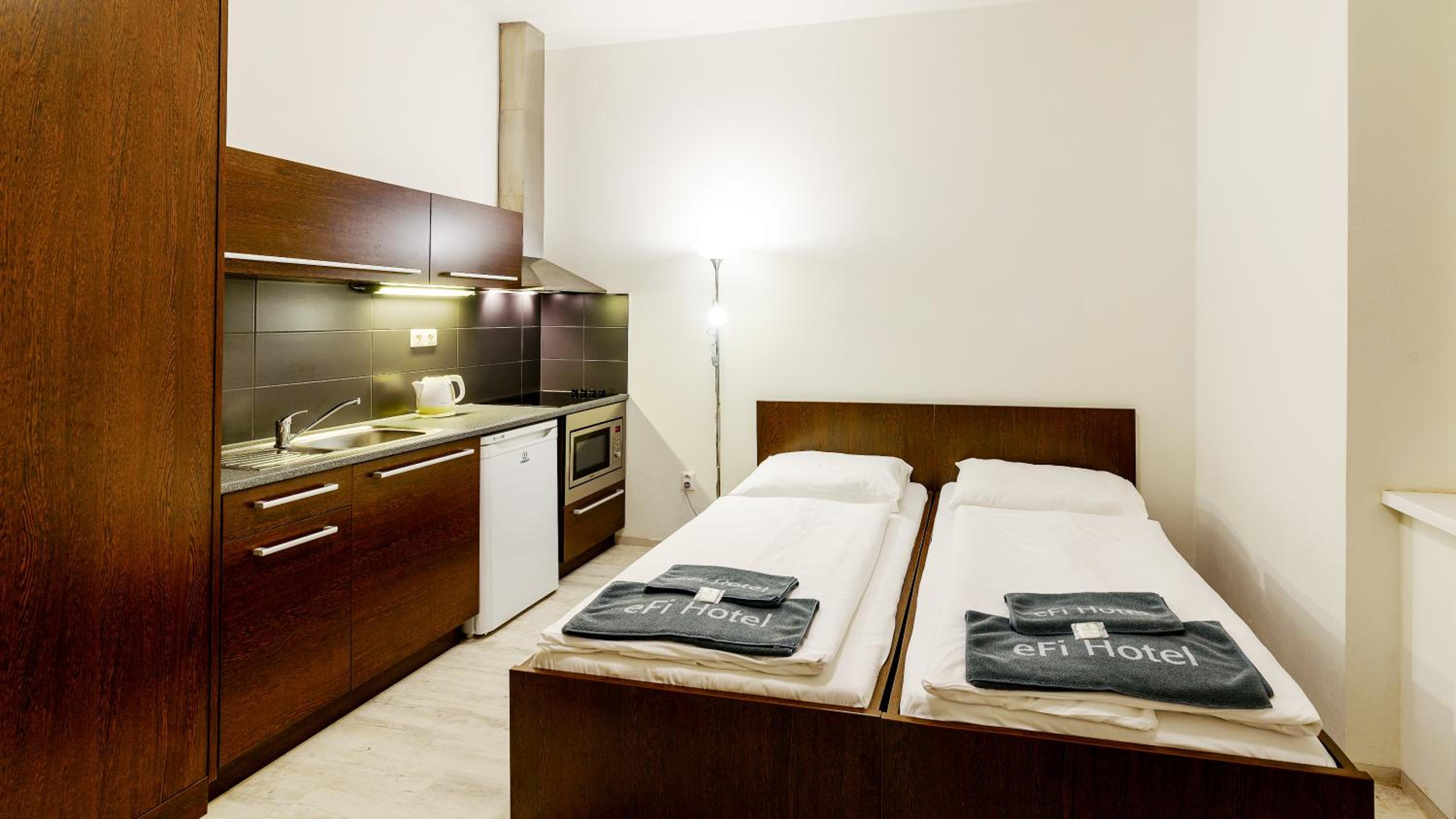 Standard room with windows facing a noisy street photo 2