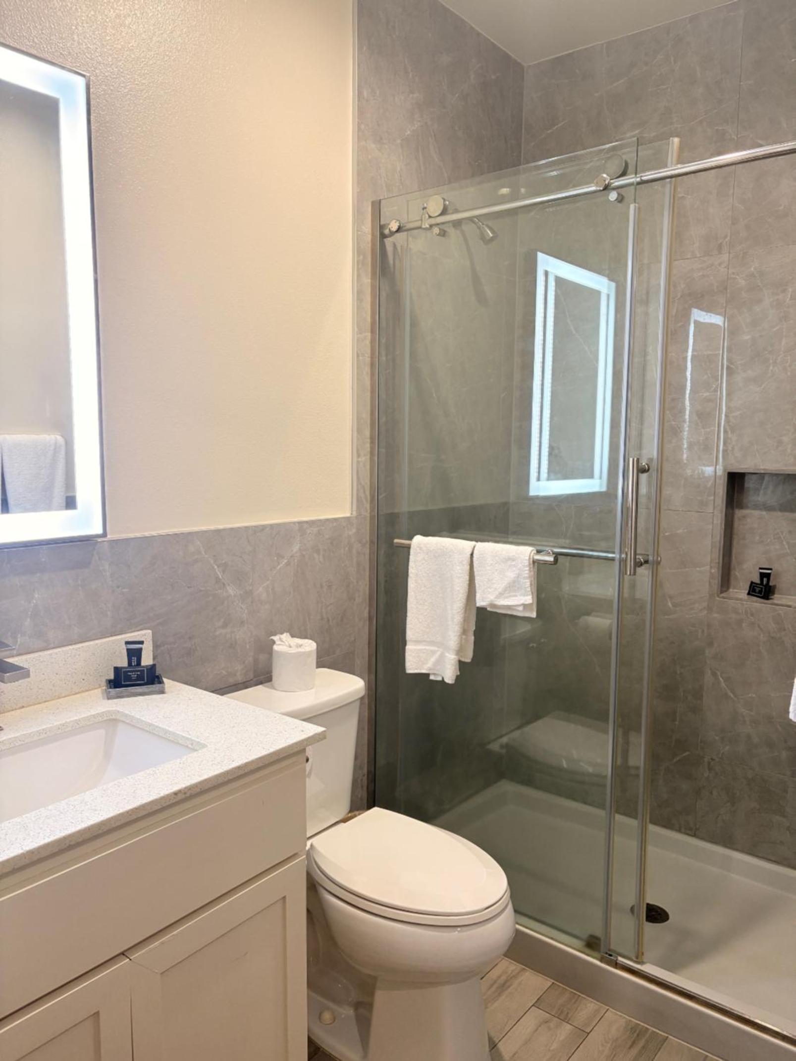 Standard King Room - Photo 3