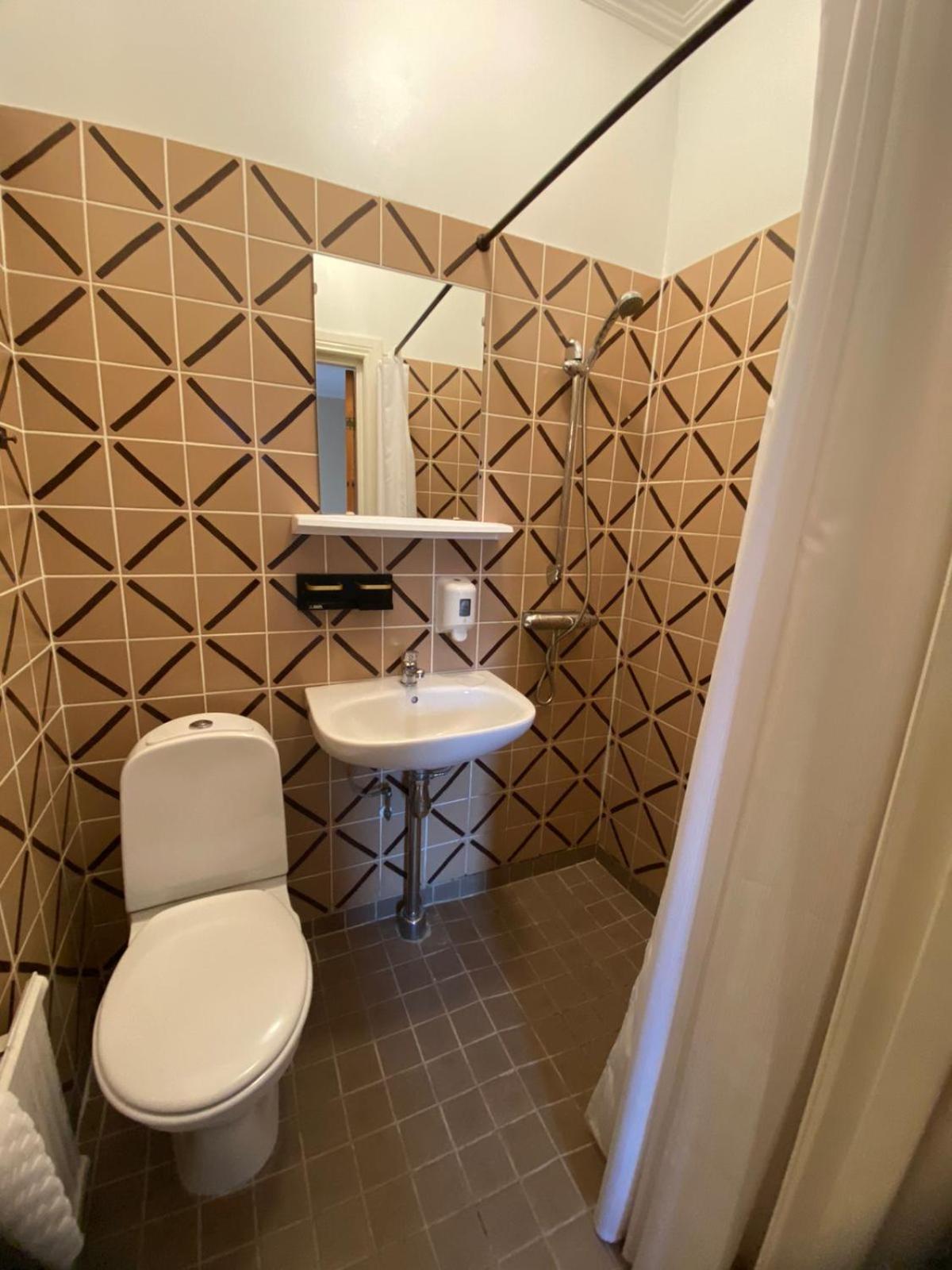 Family Room with Bathroom photo 2