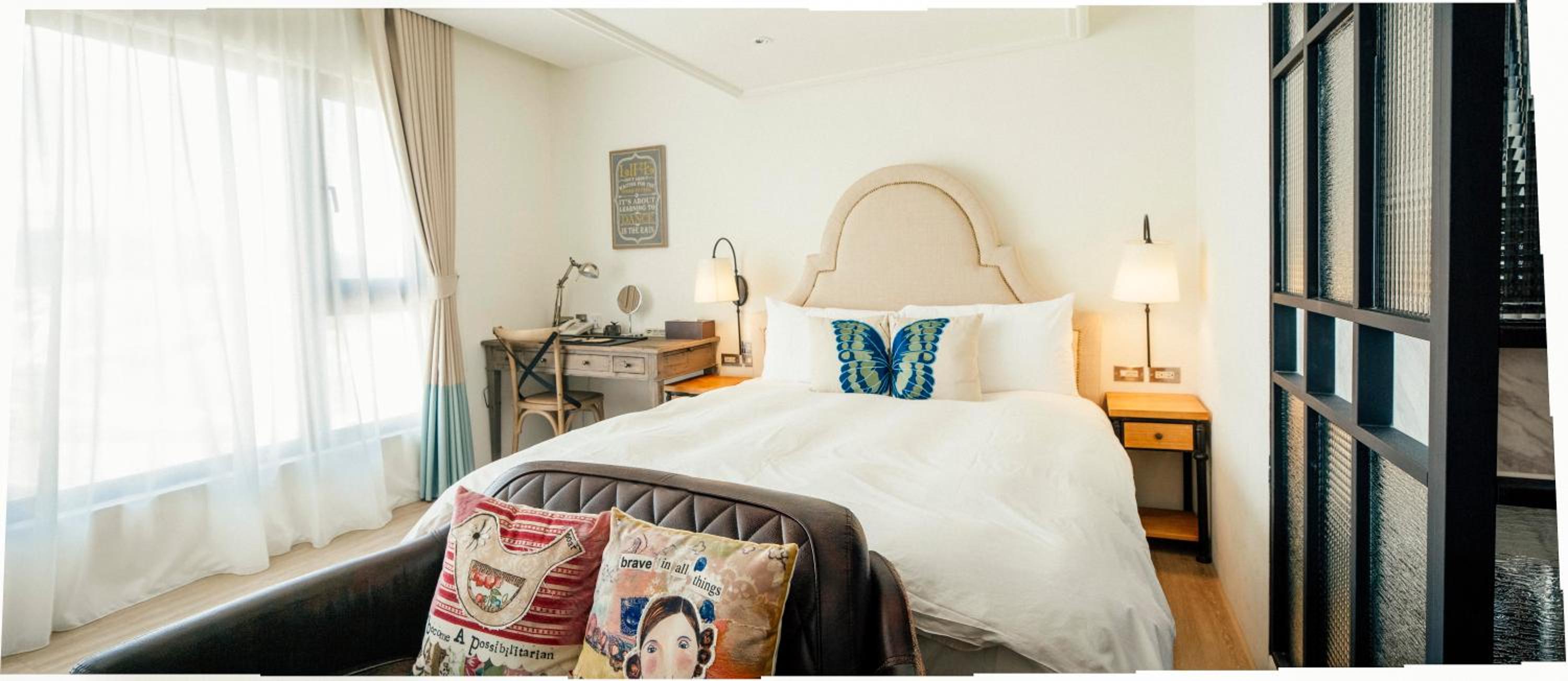Deluxe Double Room with Private Bathroom