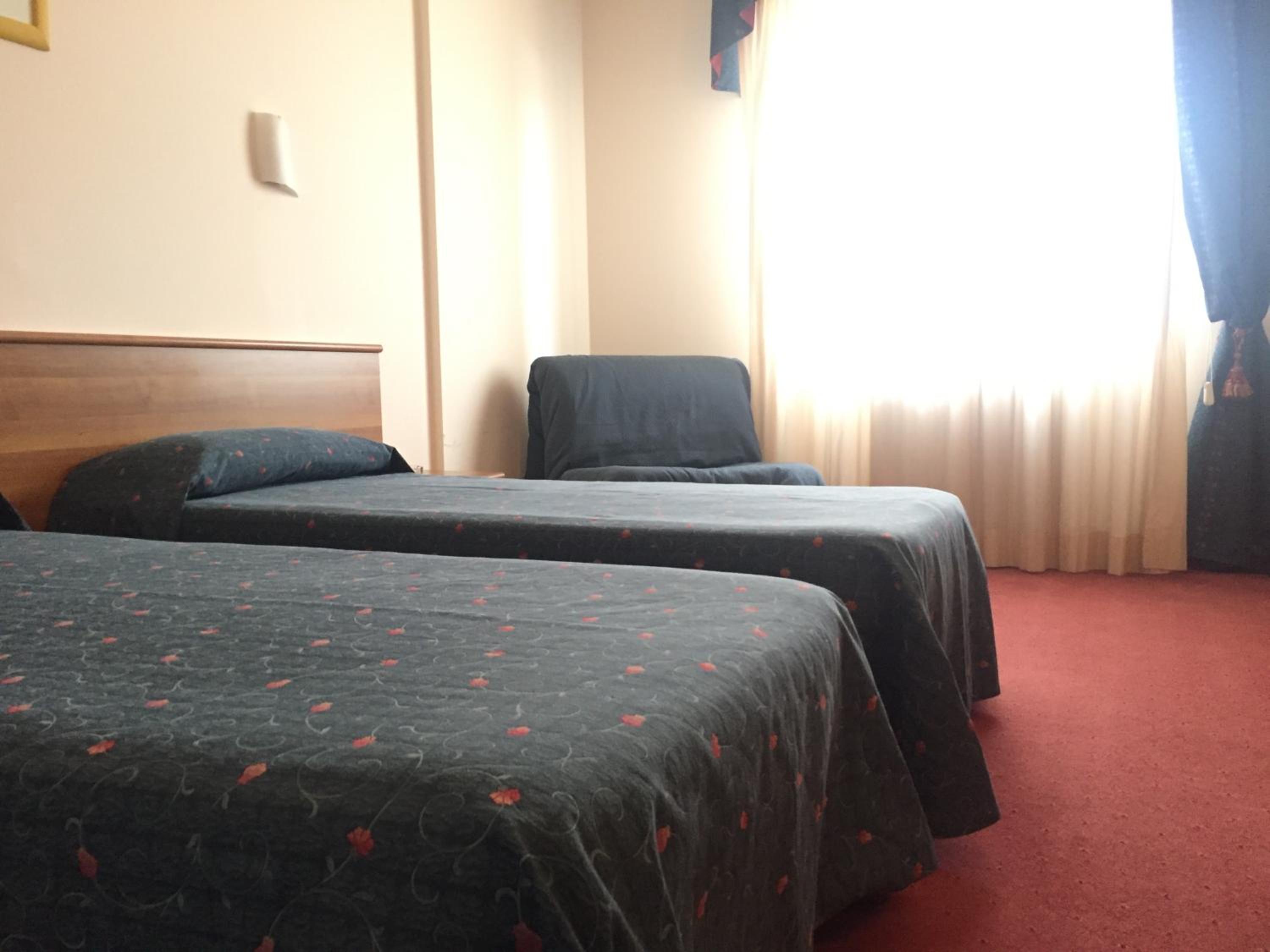 Twin Room - Photo 2