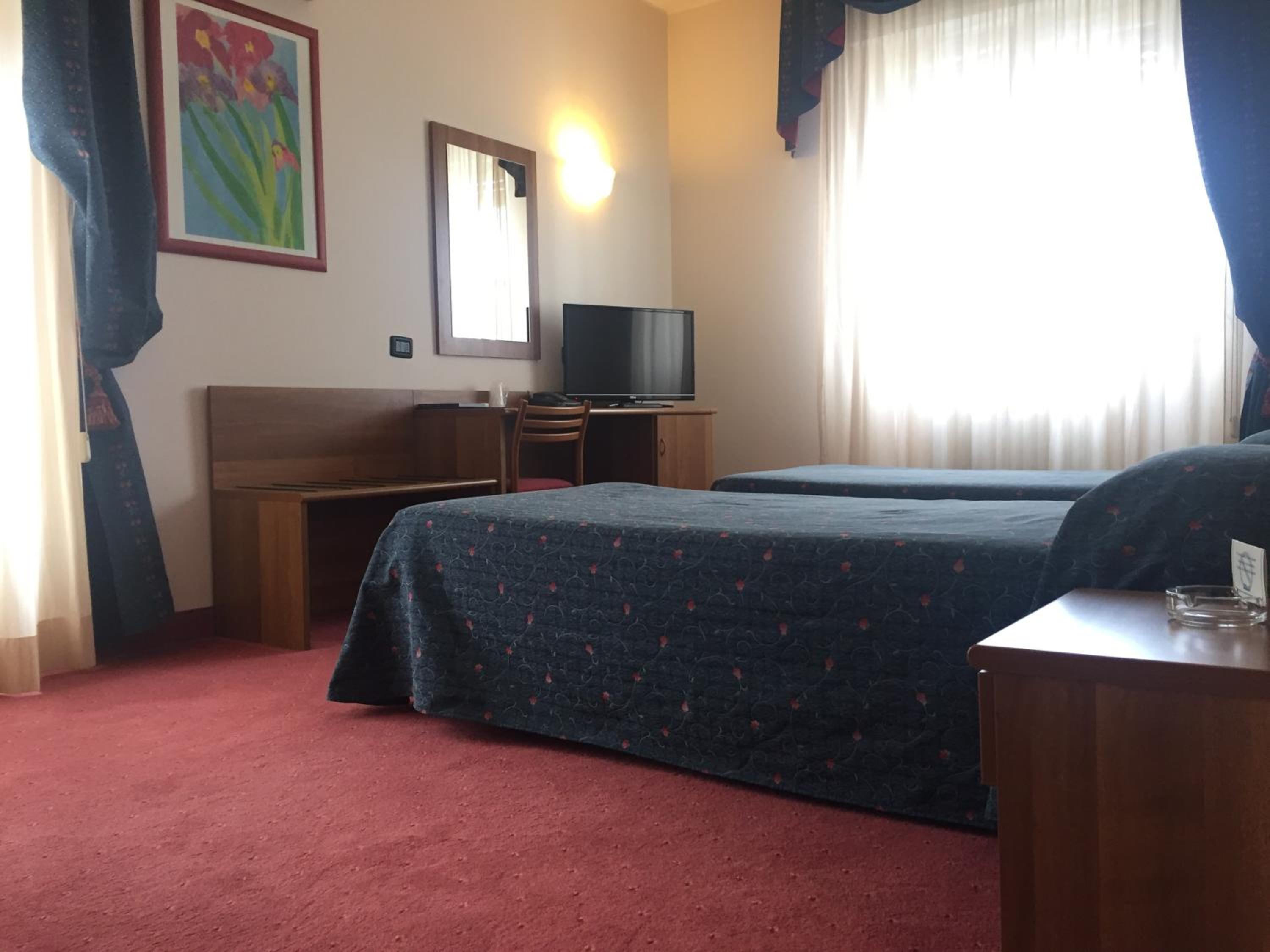 Twin Room - Photo 3