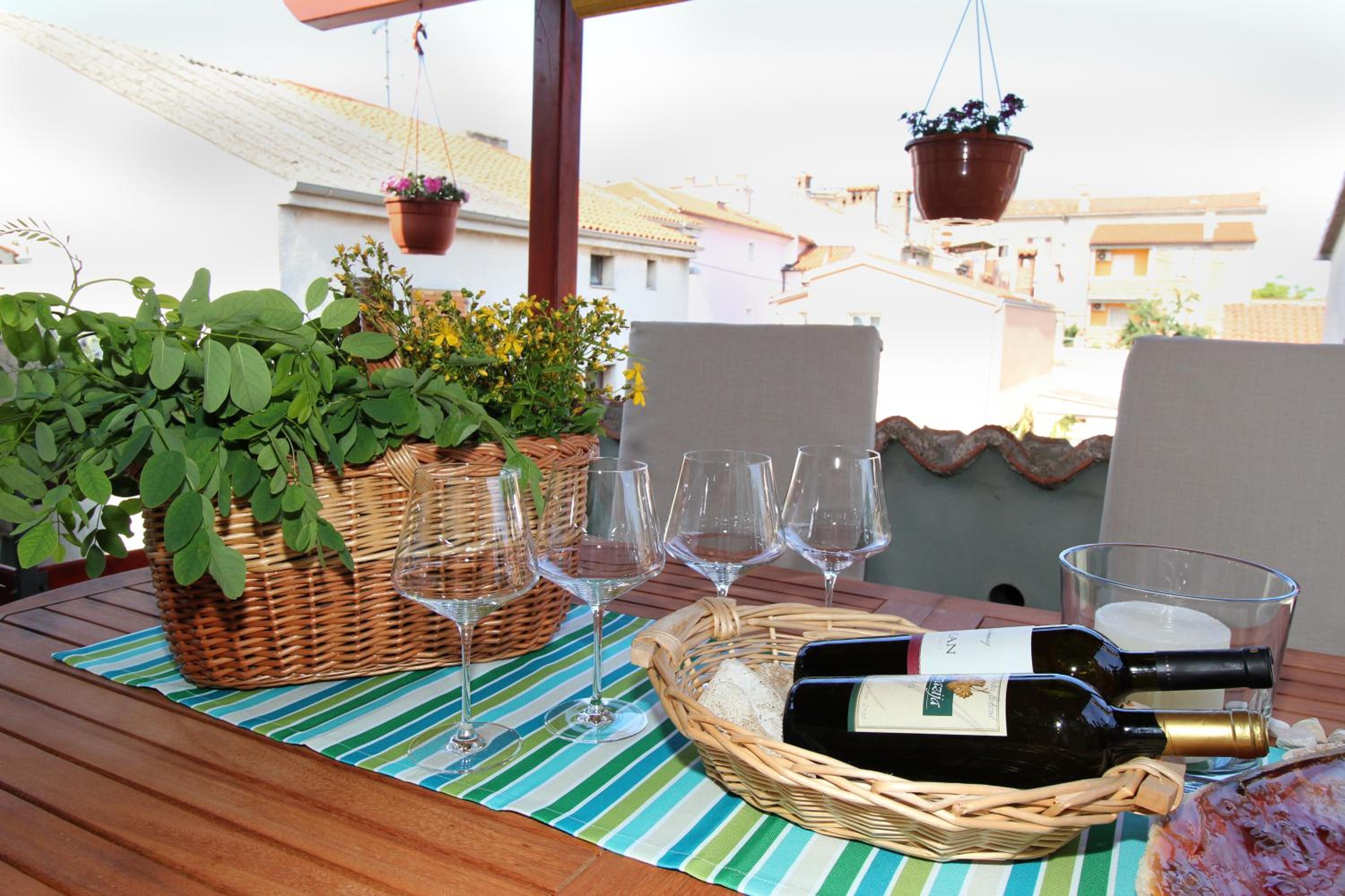 Apartment with Terrace - Photo 25