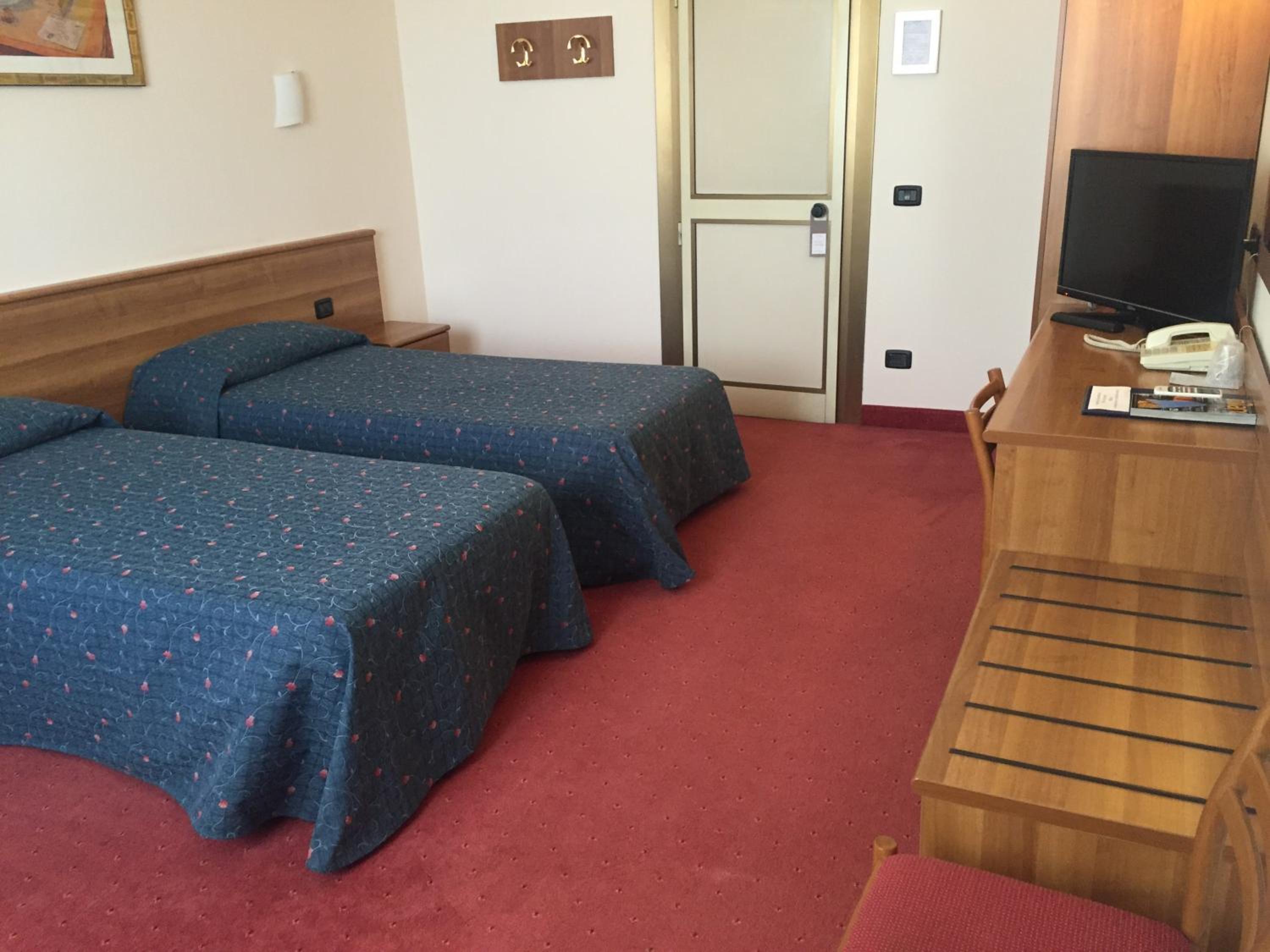Twin Room - Photo 6