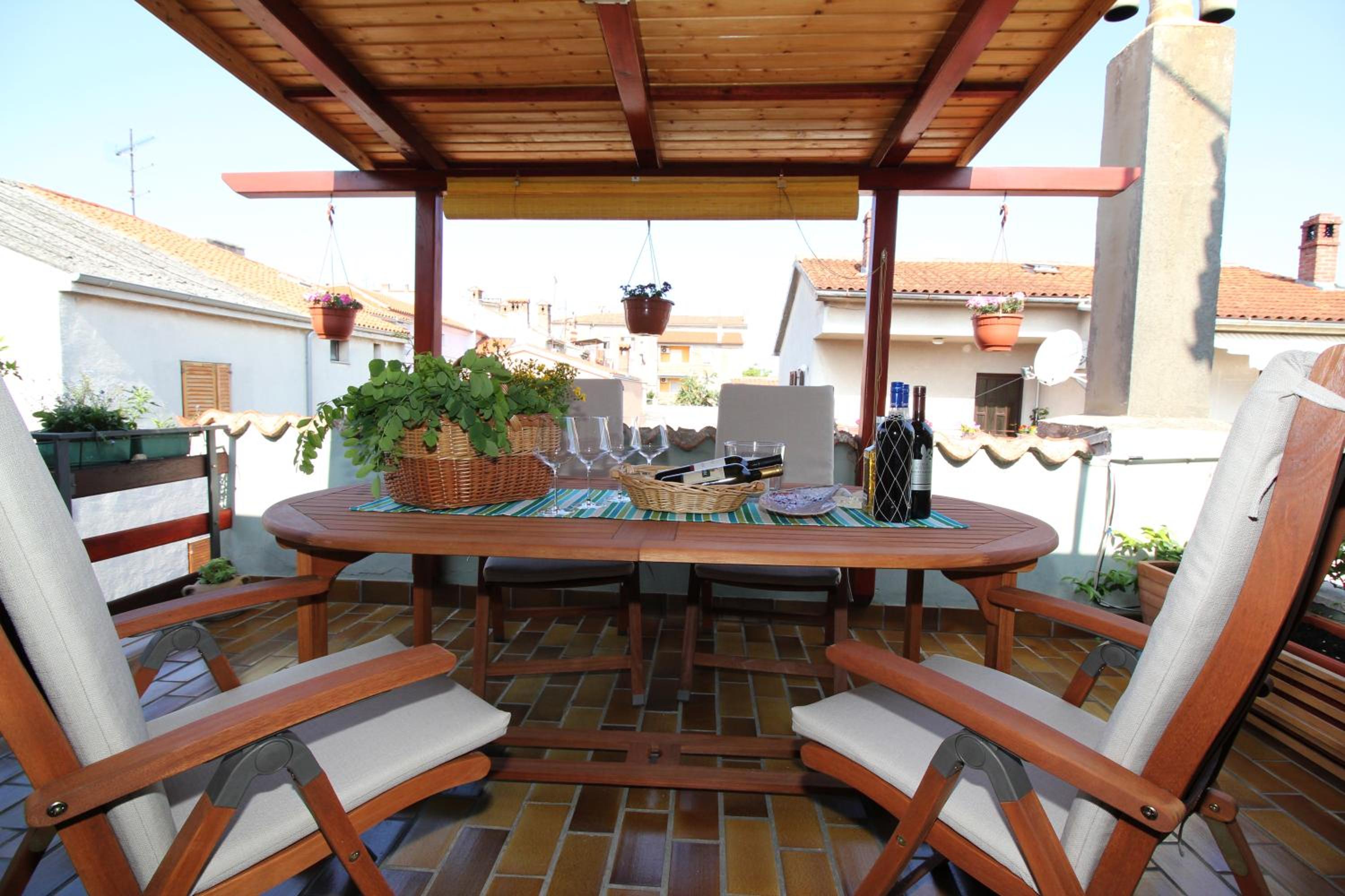 Apartment with Terrace - Photo 23