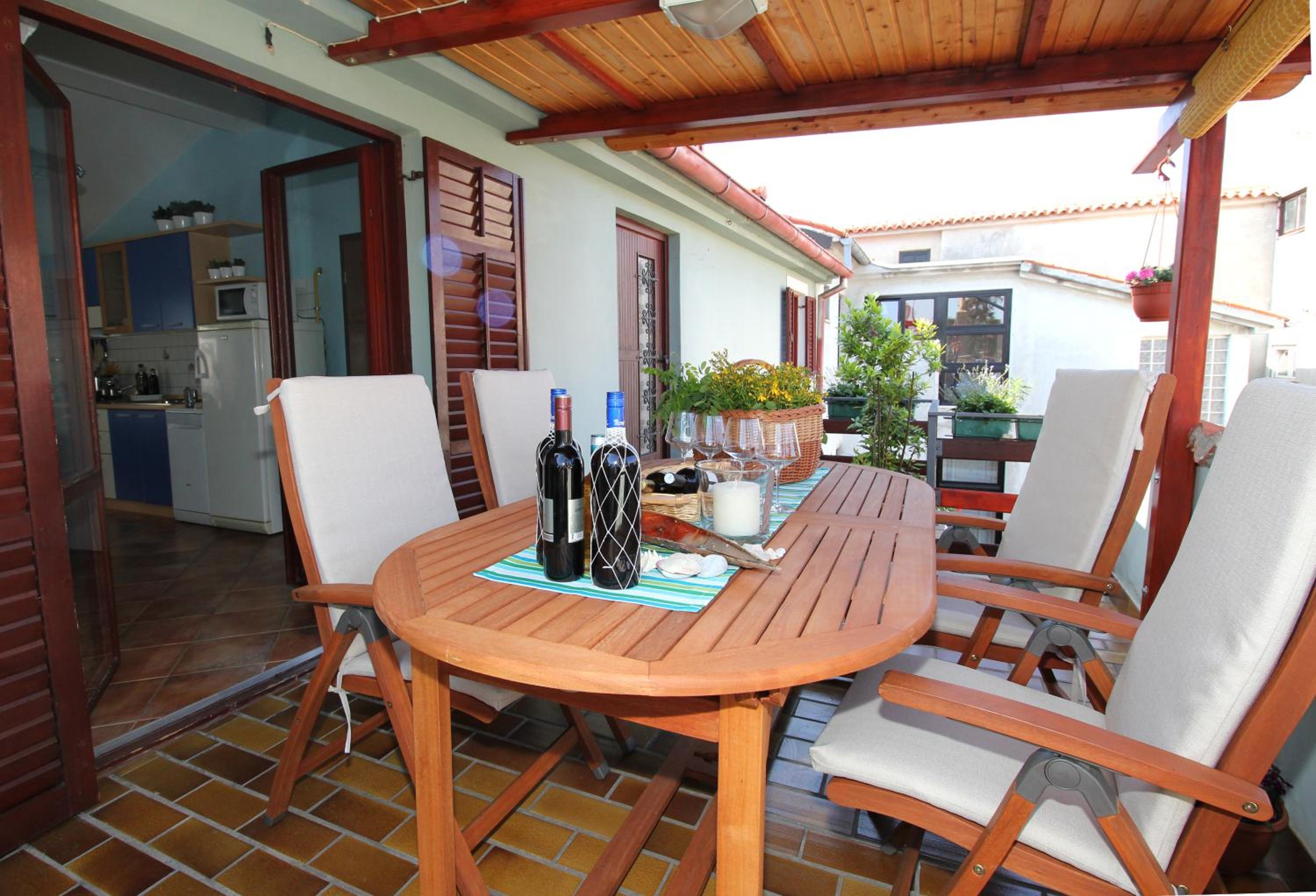 Apartment with Terrace - Photo 8