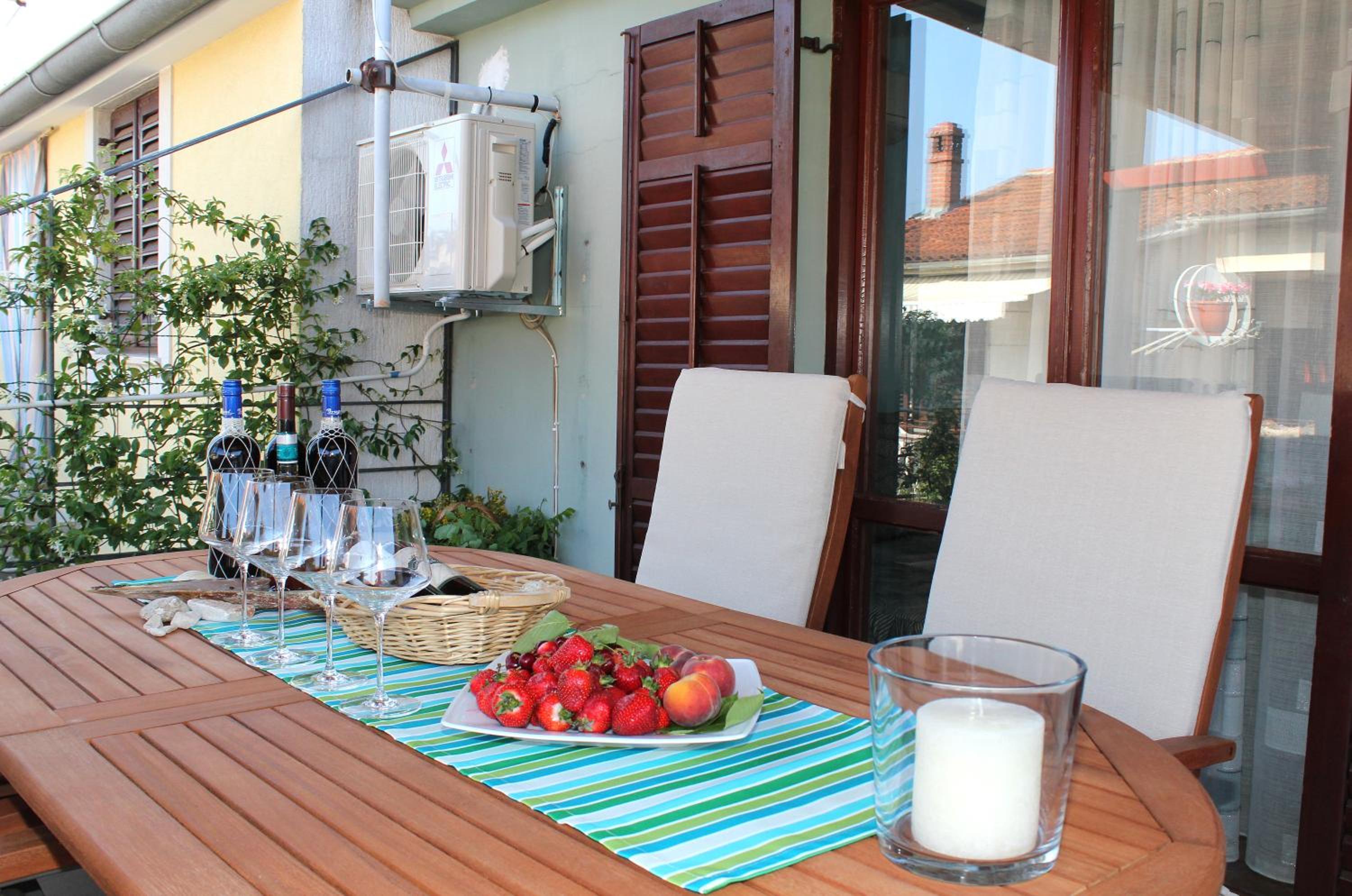 Apartment with Terrace - Photo 9