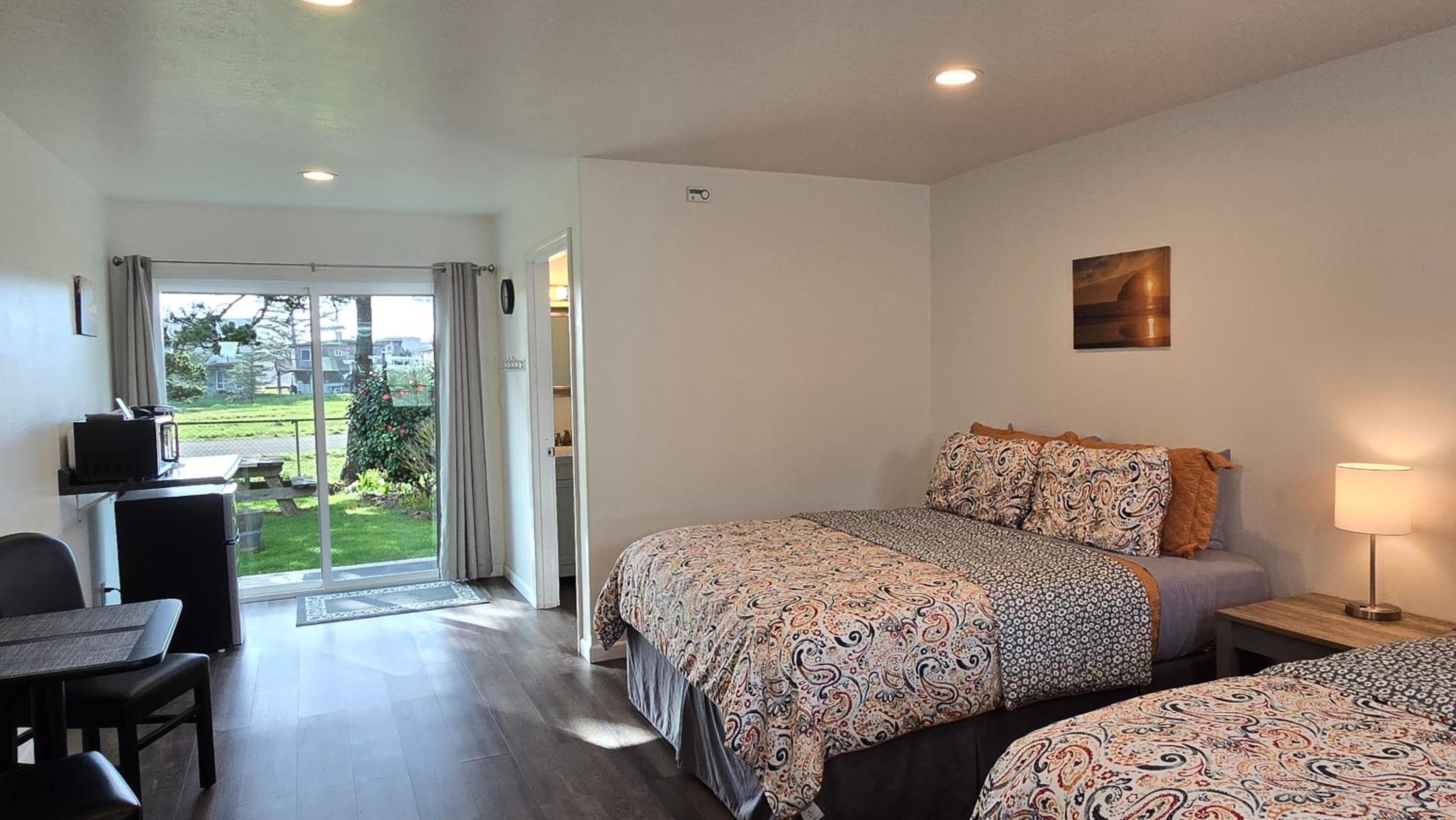 Deluxe Two Queen Beds - Lower Floor (Dogs Allowed)