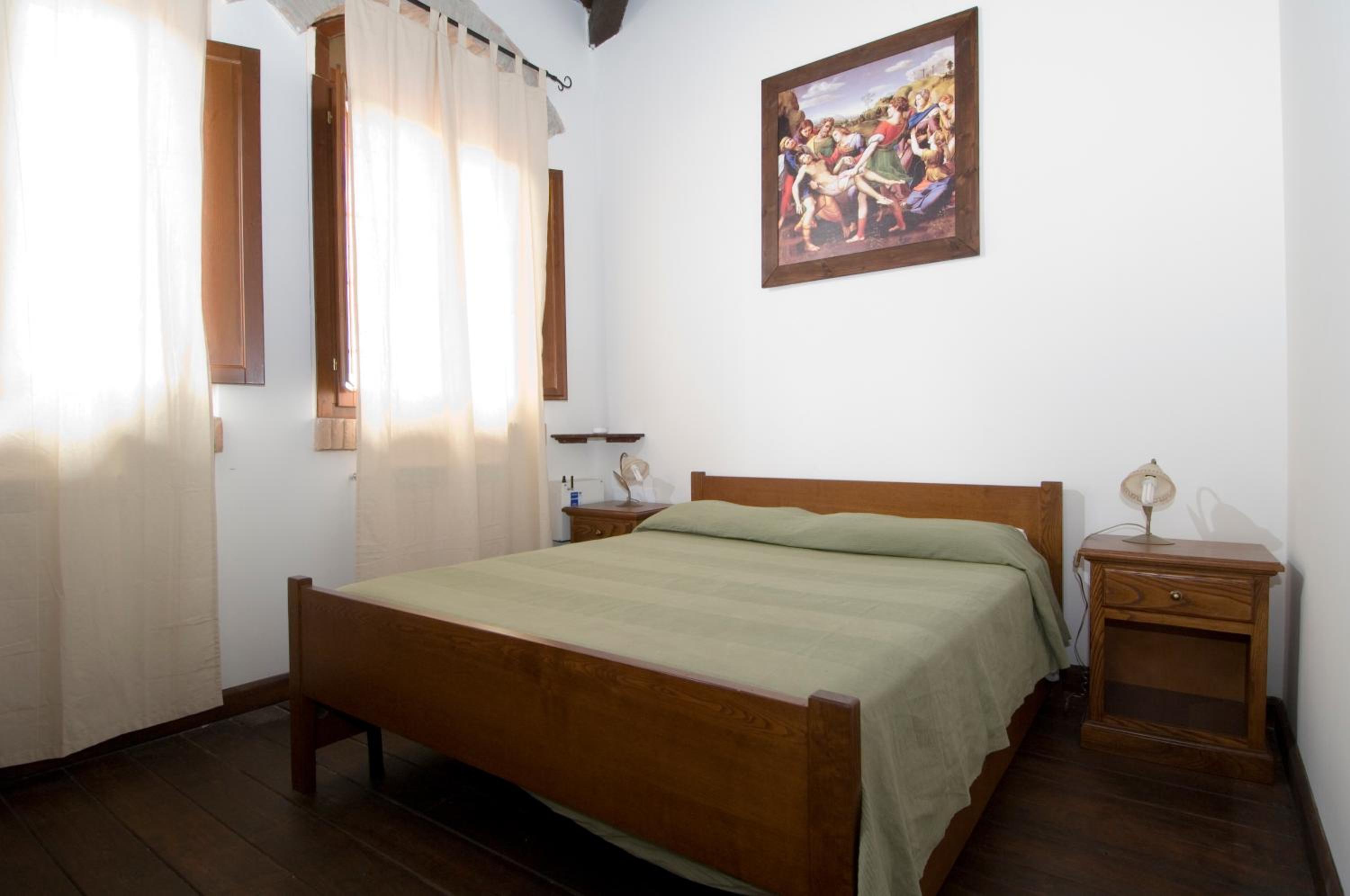 One-Bedroom Apartment - Split Level - Annex photo 2