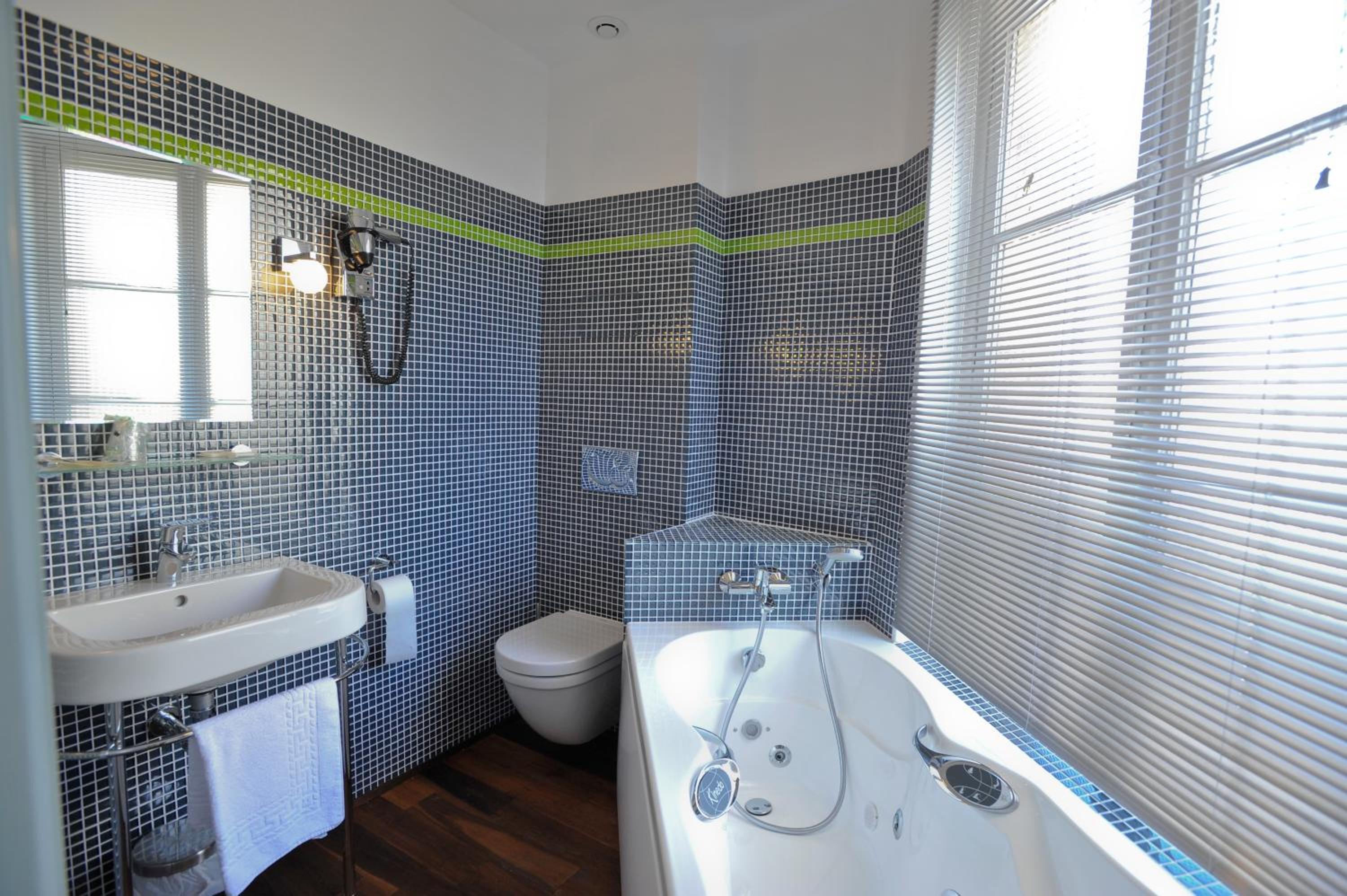 Triple Room with balneo bath and City View photo 3