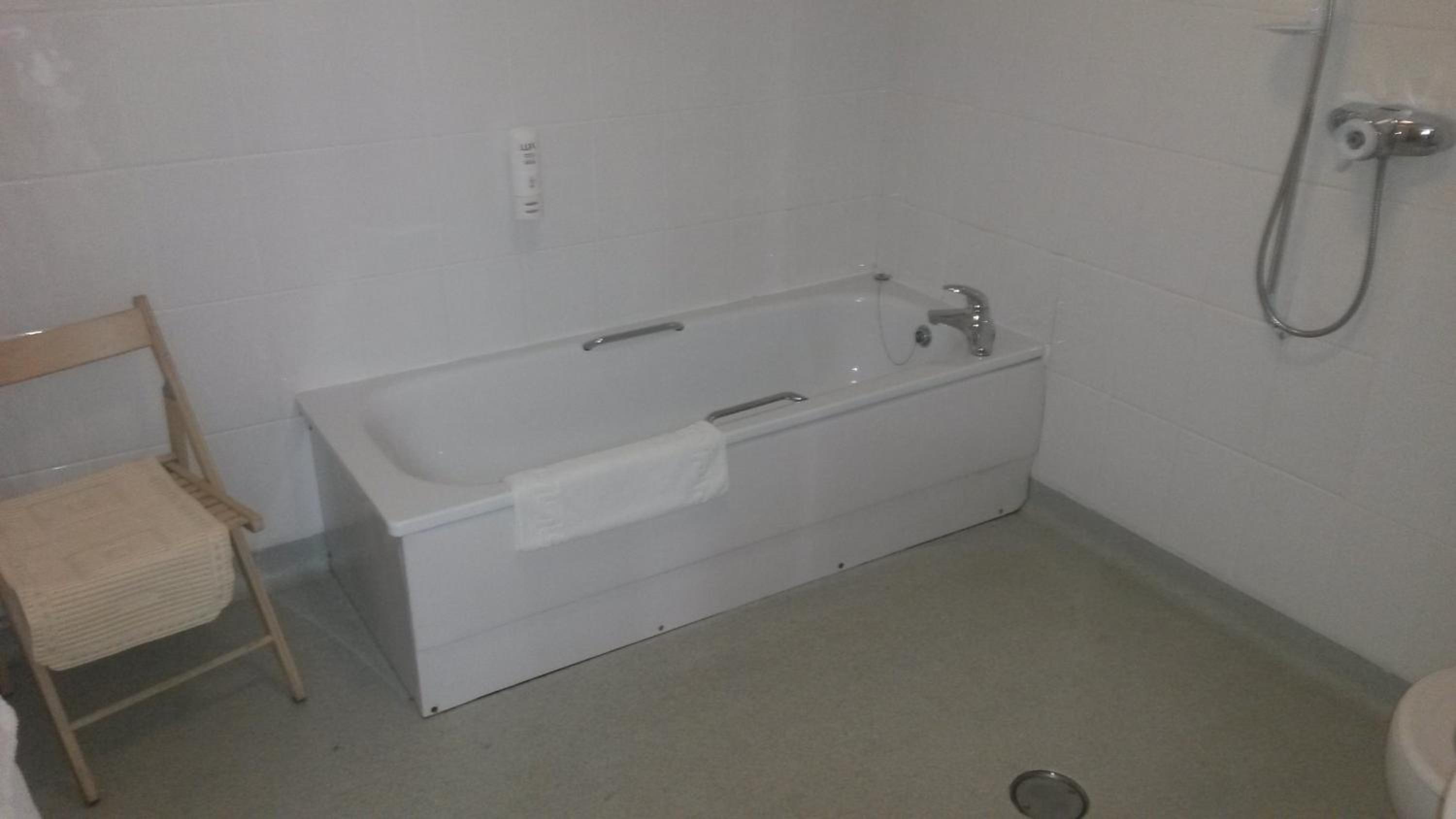 Twin Room - Disability Access photo 3