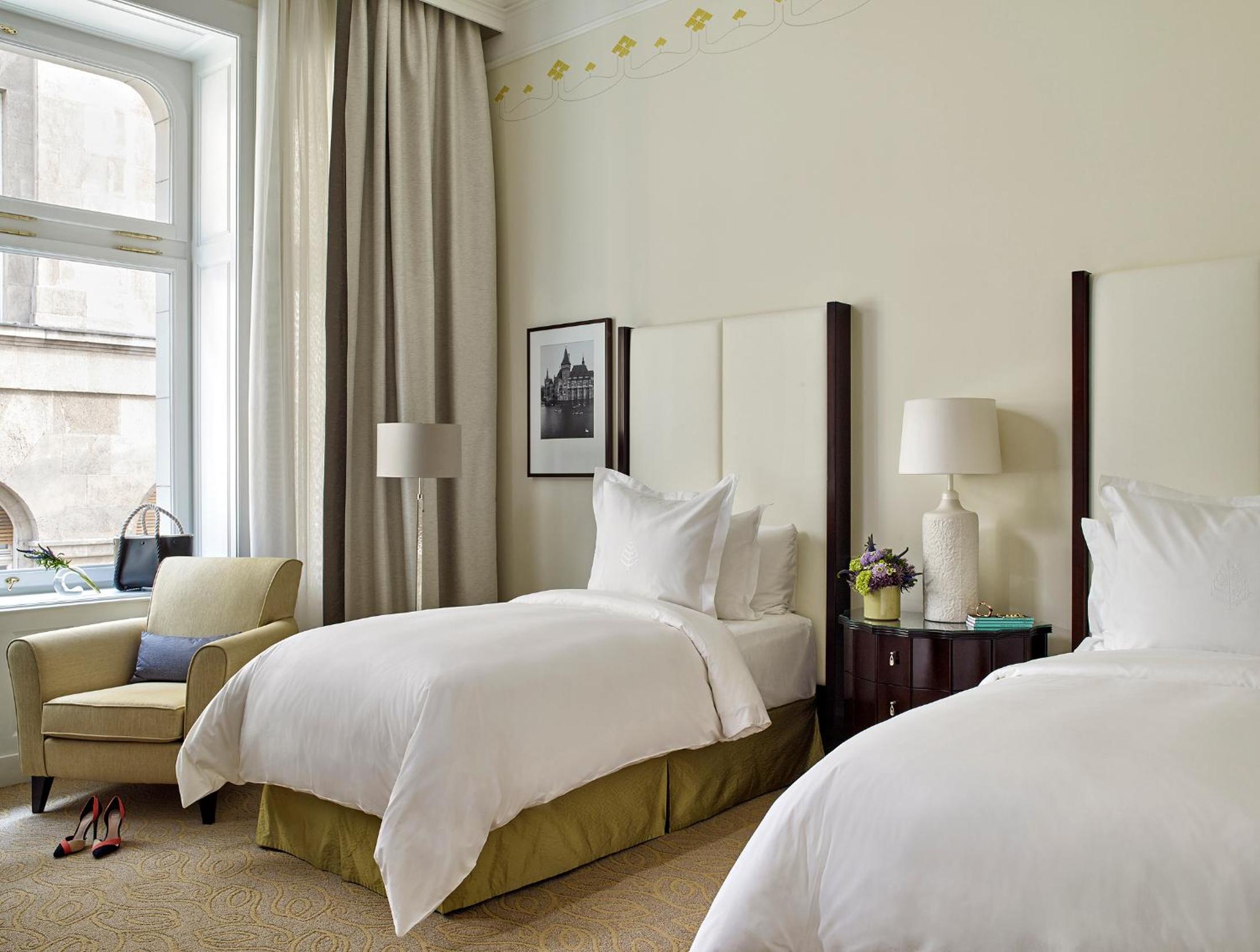 Gresham Room with Two Twin Beds - Photo 3