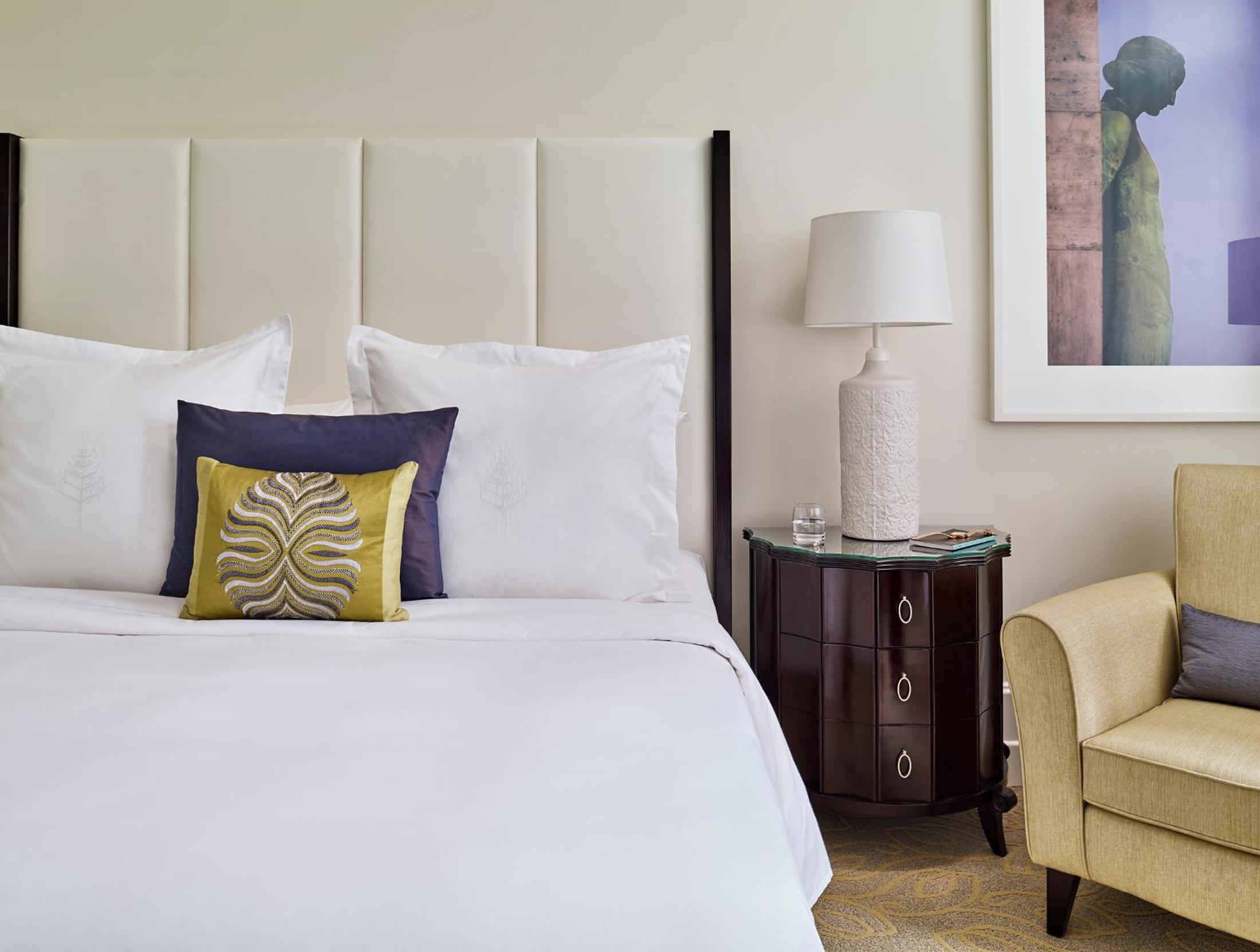 Superior Room with One King Bed - Photo 3