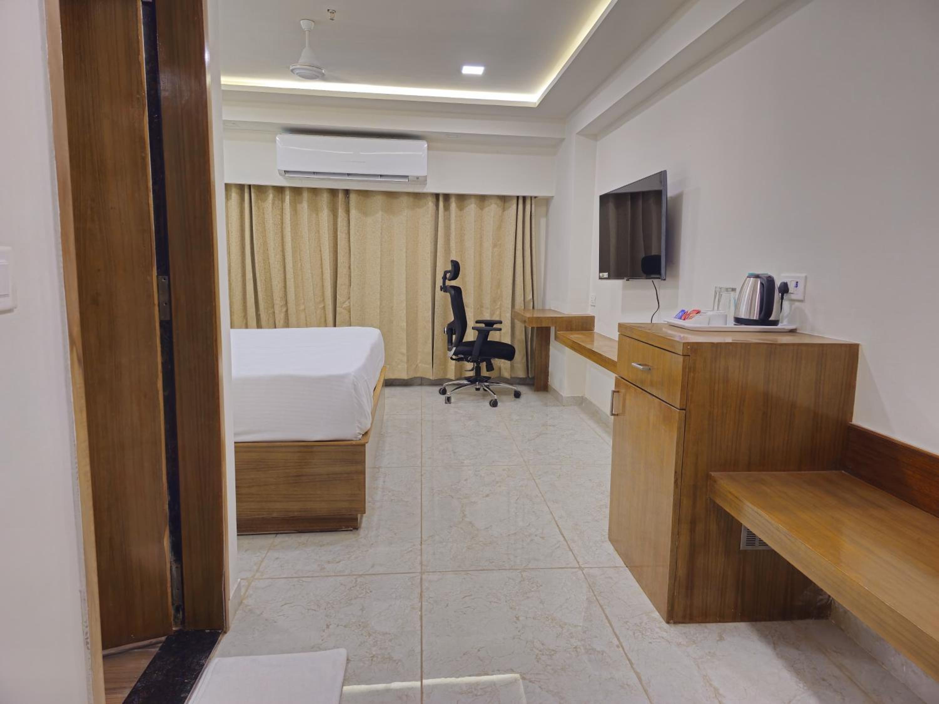 Deluxe King Room photo 2