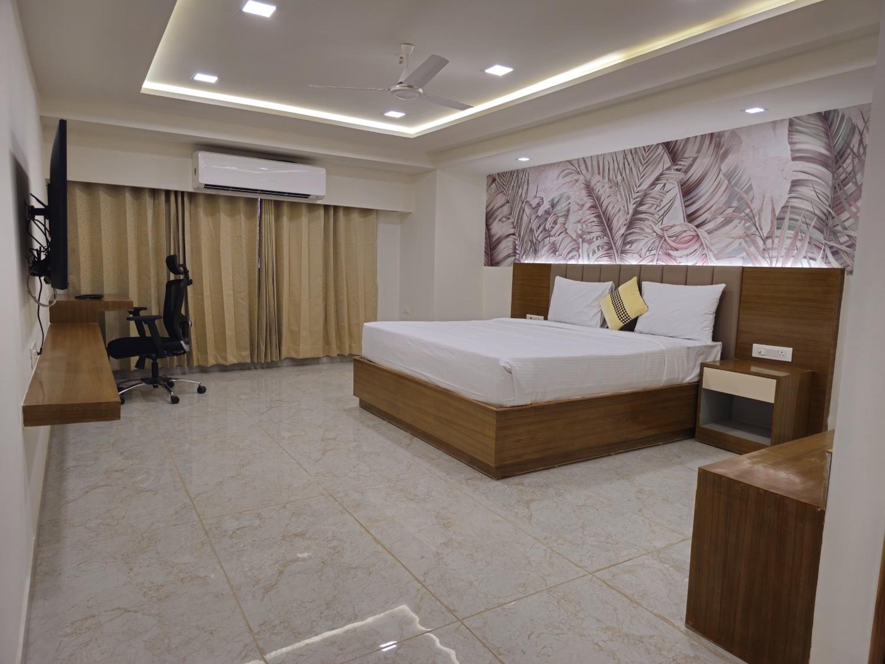 Deluxe King Room photo 1