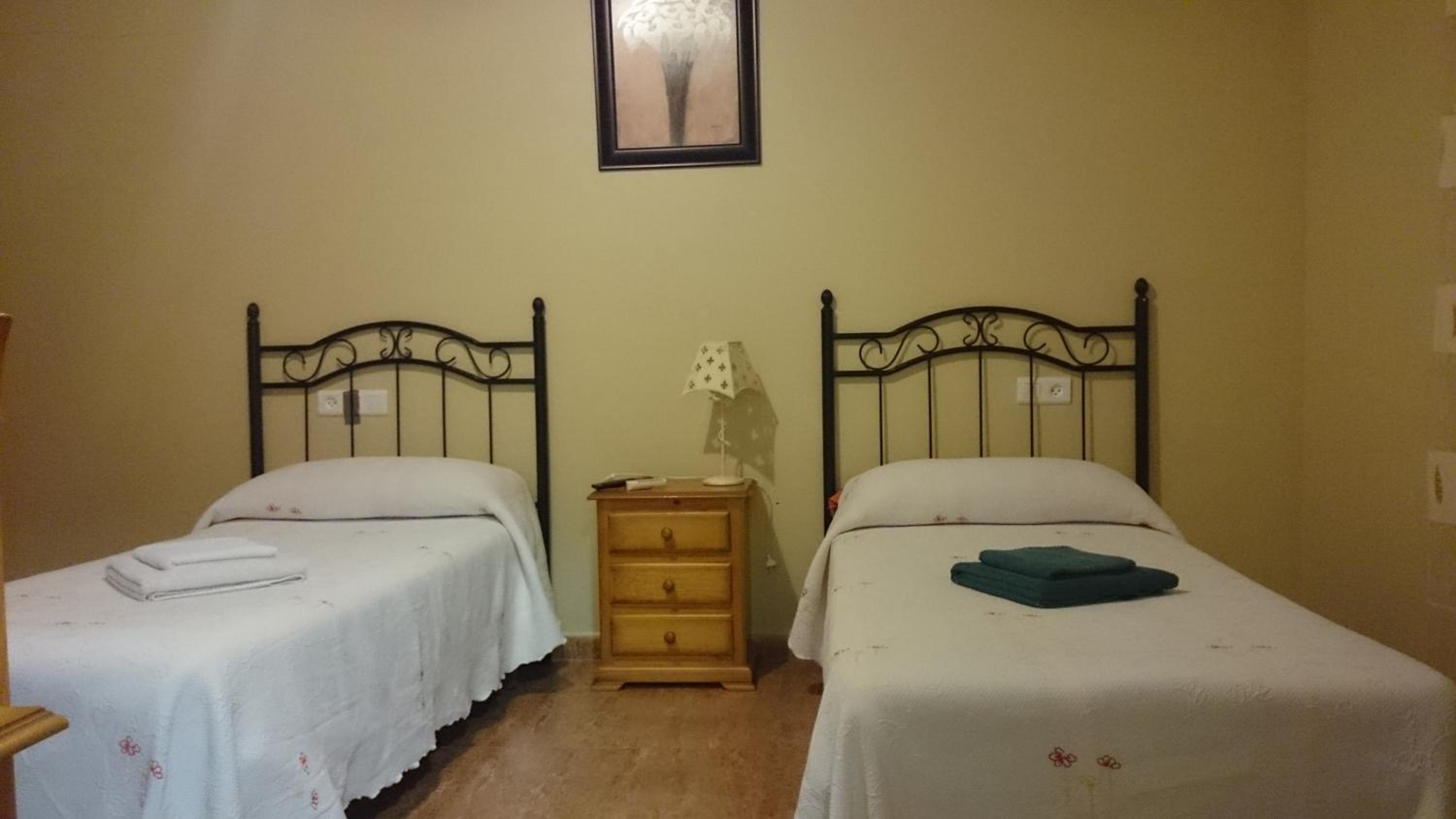 Double Room with Private Bathroom - Photo 14