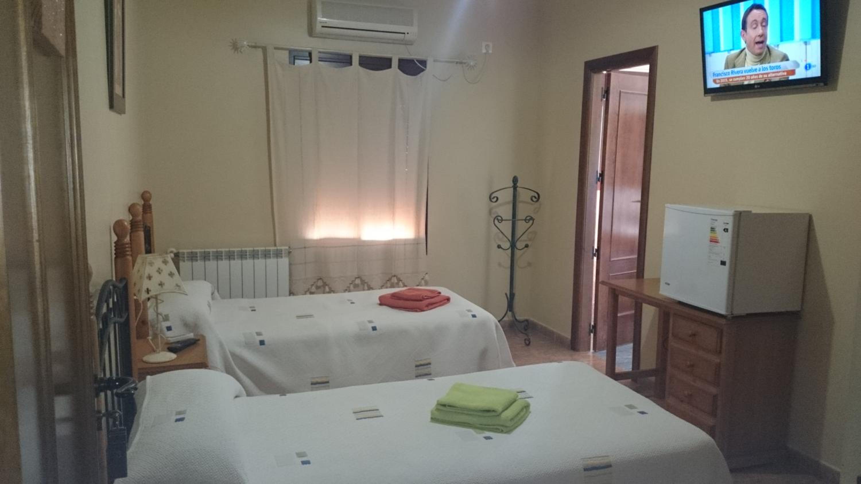 Double Room with Private Bathroom - Photo 17