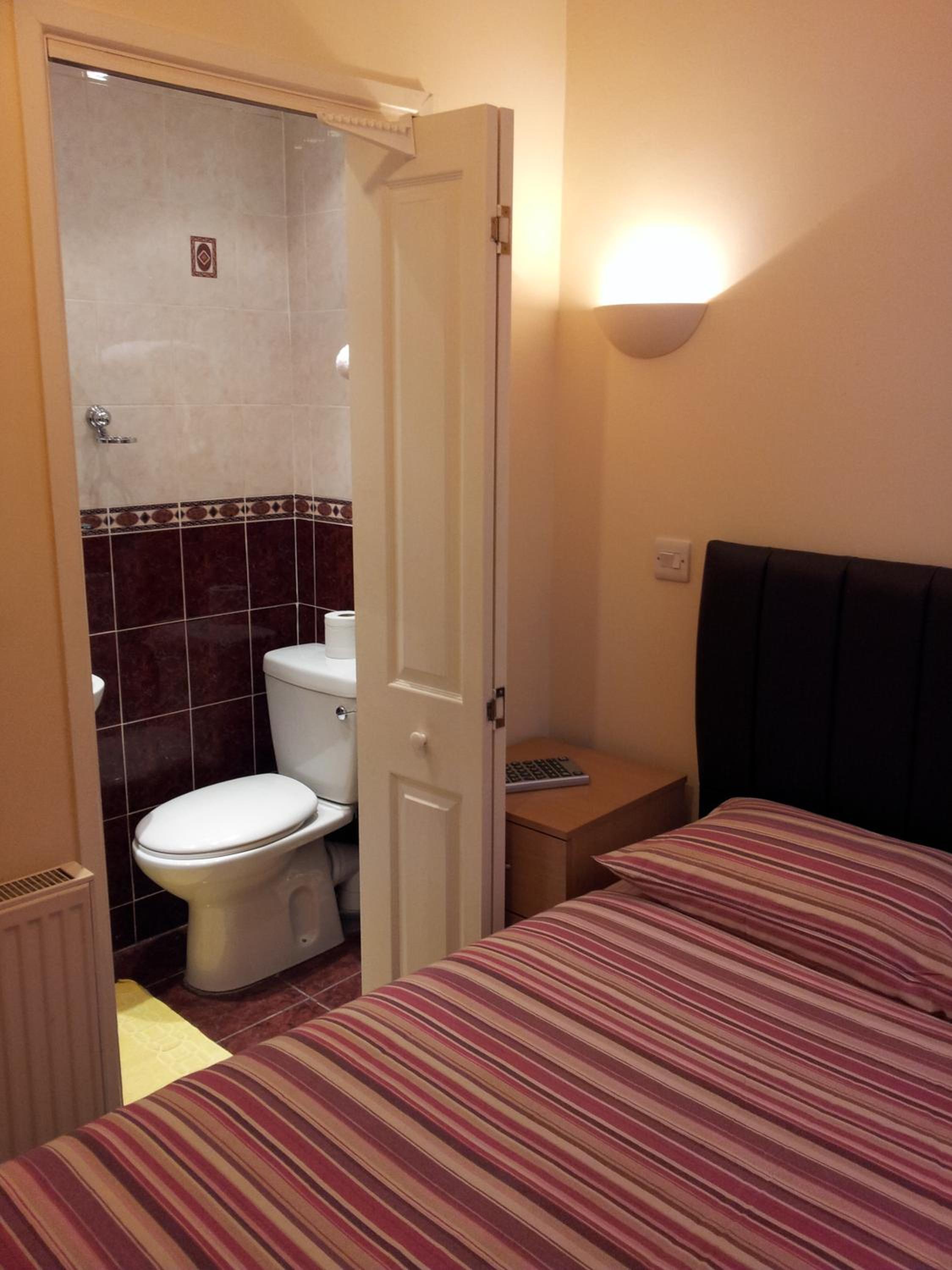 Single Room with Private Bathroom photo 2