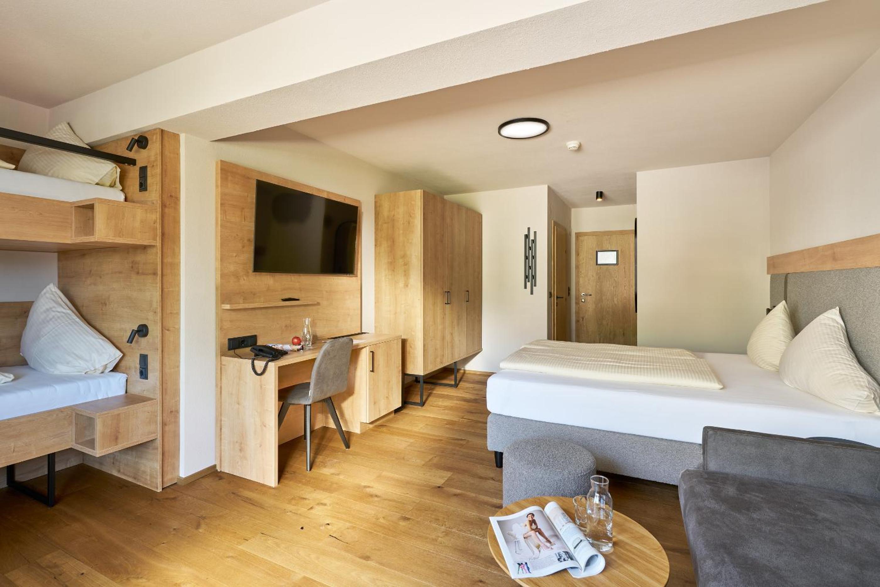 Deluxe Room - Photo 5