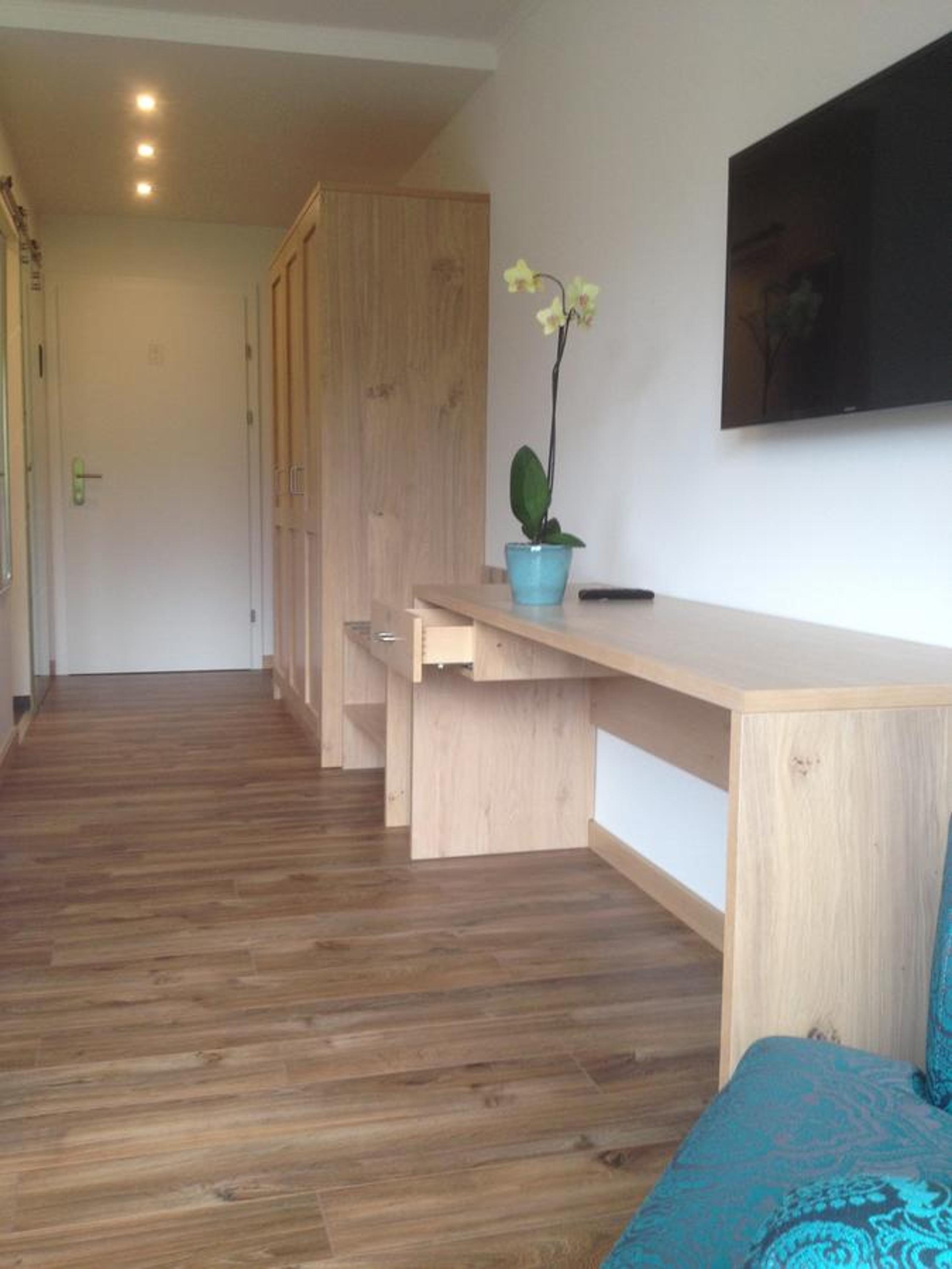 Deluxe Double Room with Balcony and Lake View photo 3