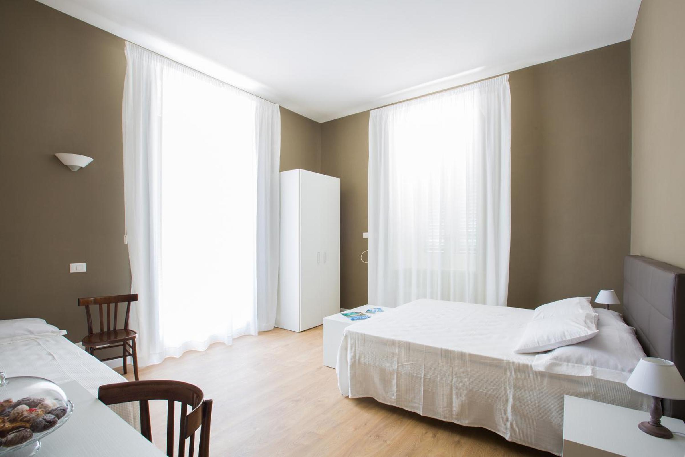Deluxe Double Room - Photo 14