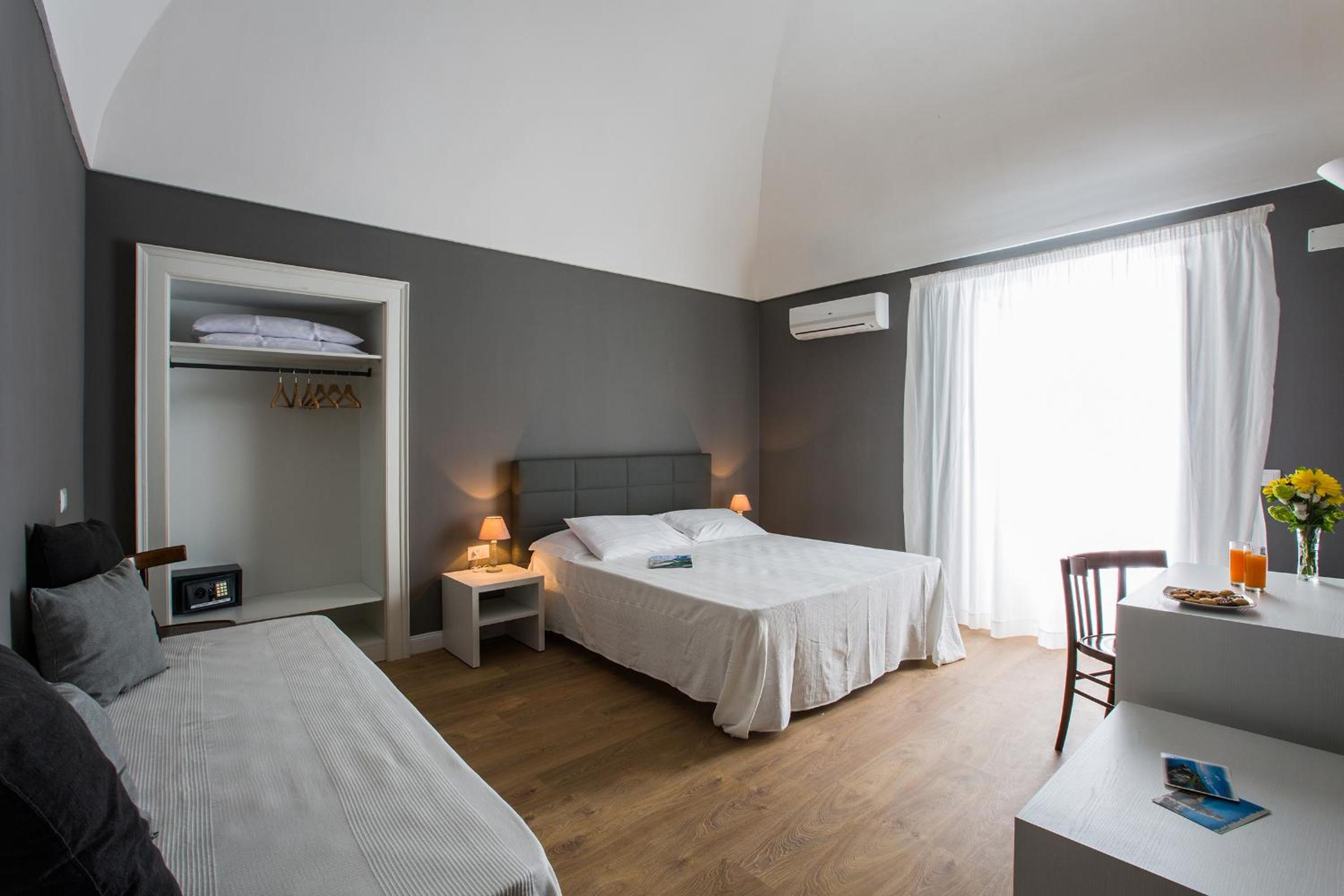 Deluxe Double Room - Photo 16
