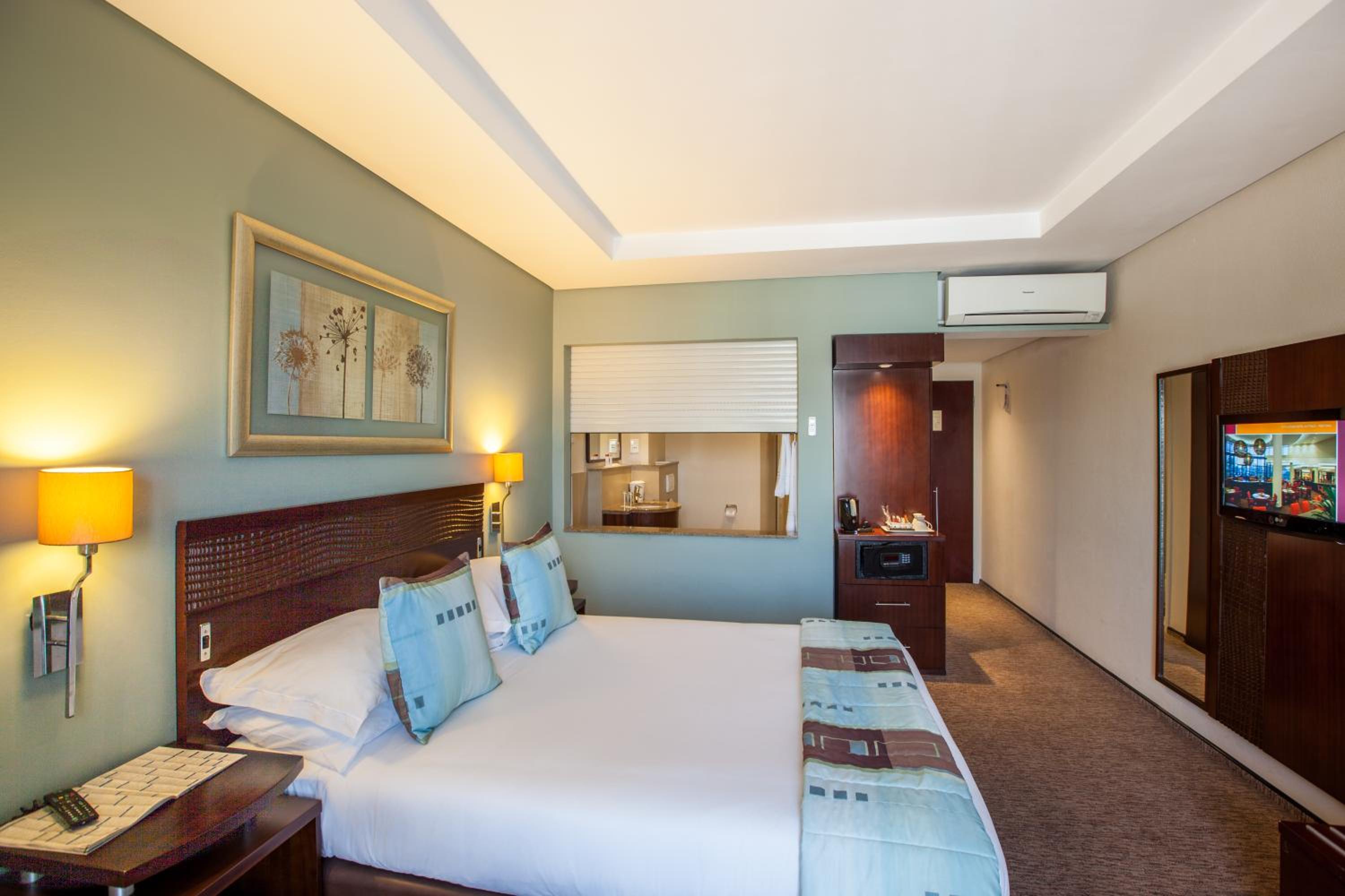 Double Room - Non-Smoking thumbnail 6