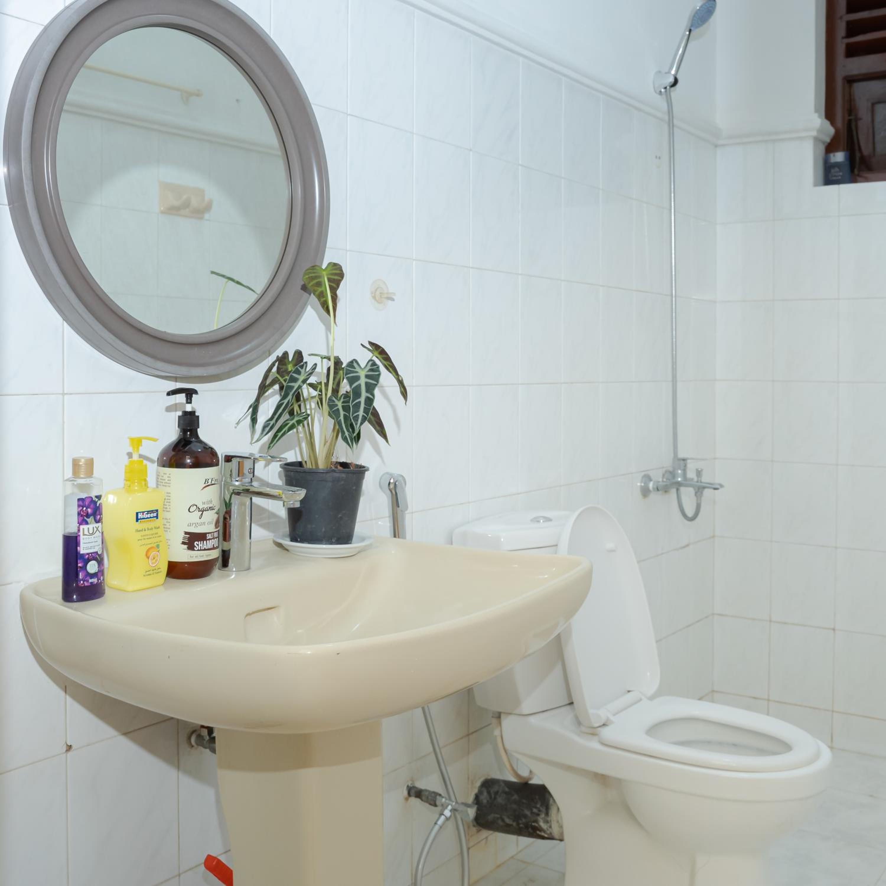 Three-Bedroom Apartment with Balcony - Photo 12