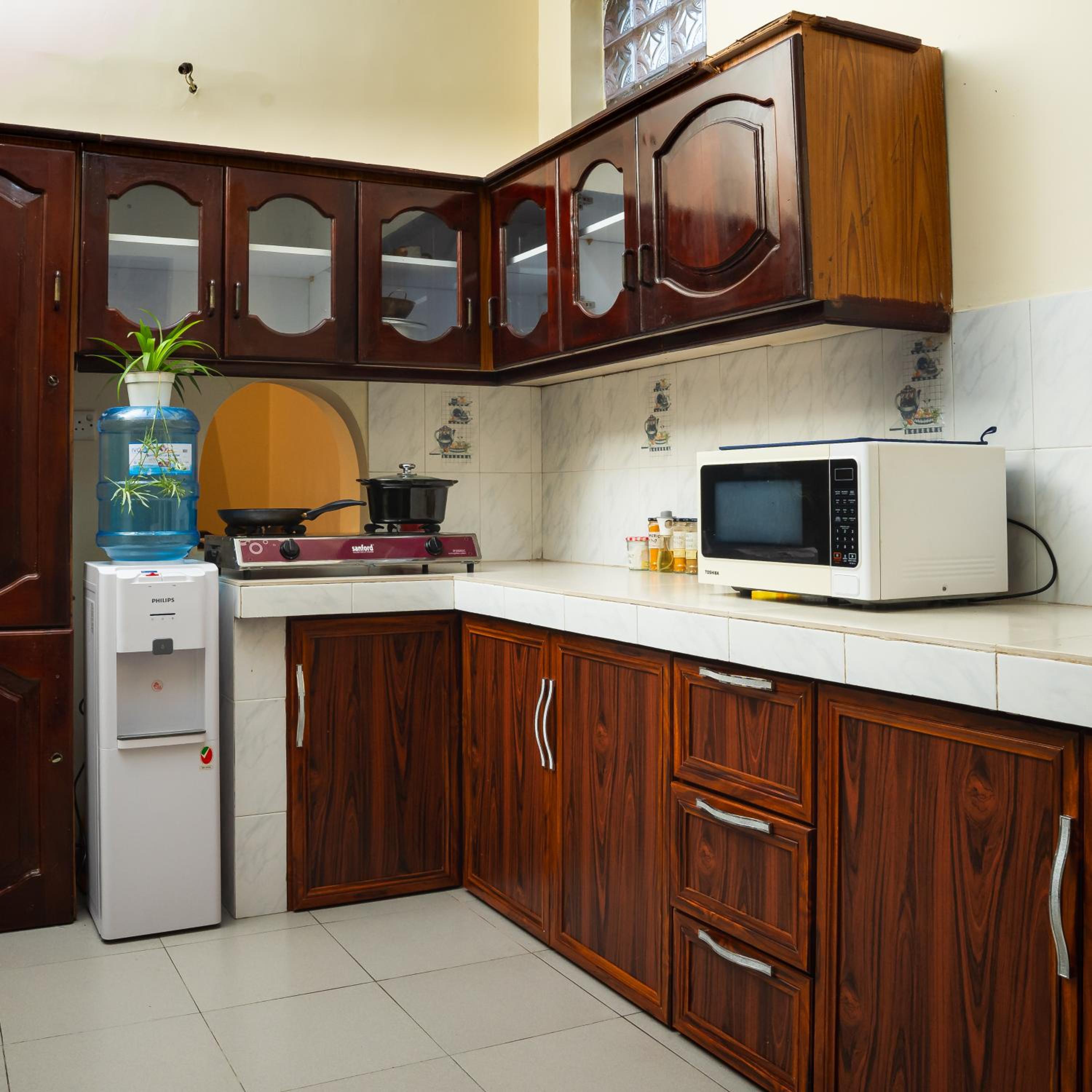 Three-Bedroom Apartment with Balcony - Photo 28