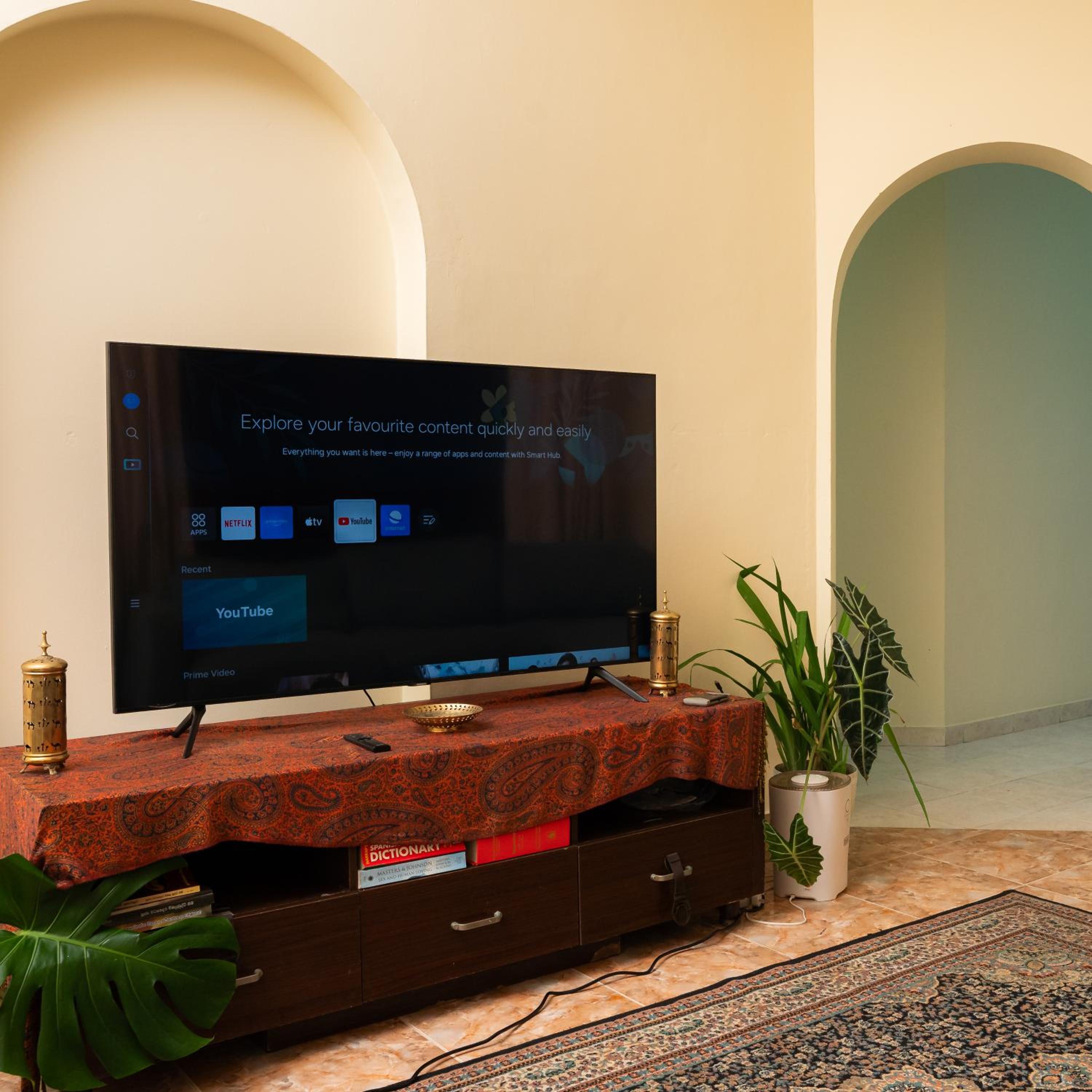 Three-Bedroom Apartment with Balcony - Photo 24