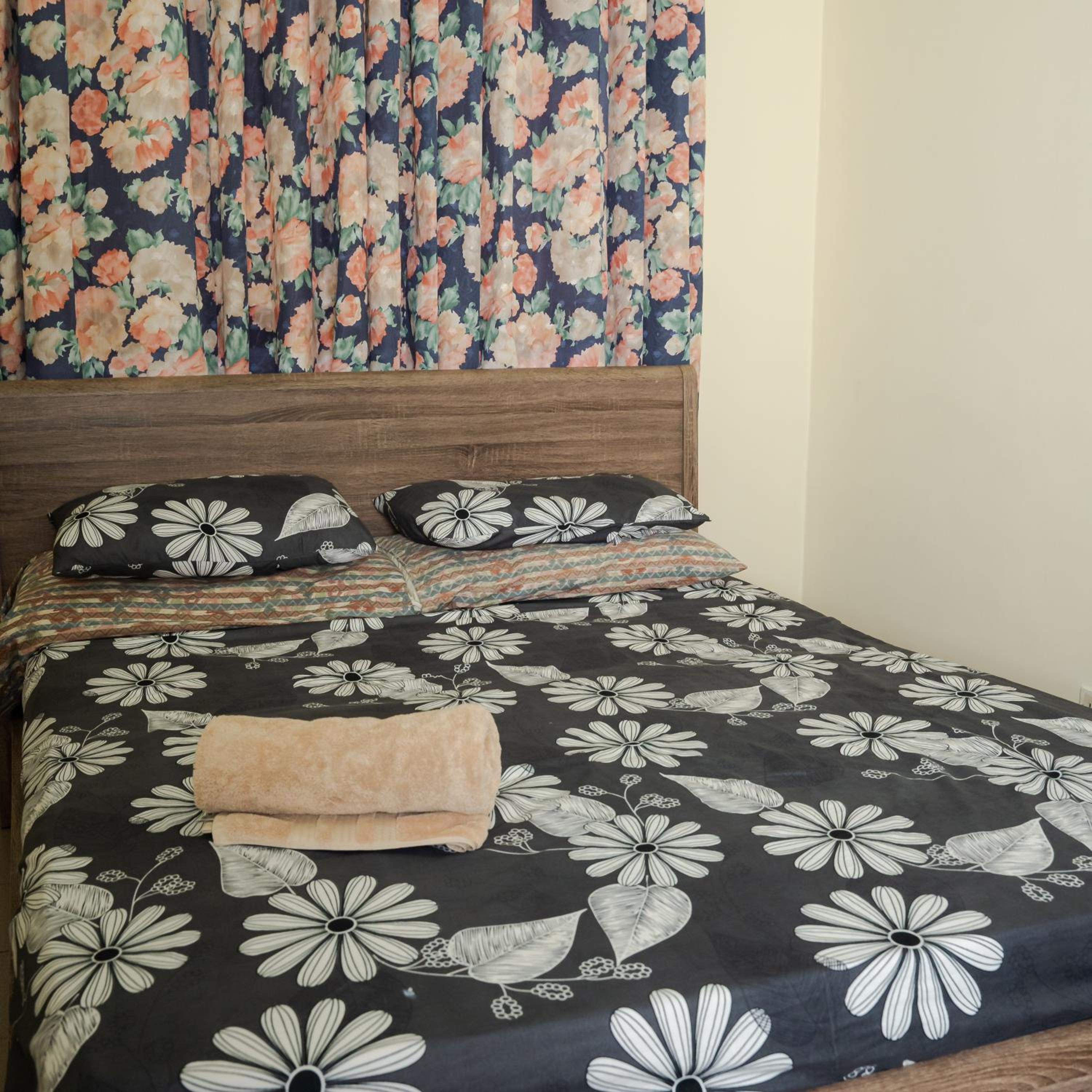 Three-Bedroom Apartment with Balcony - Photo 29
