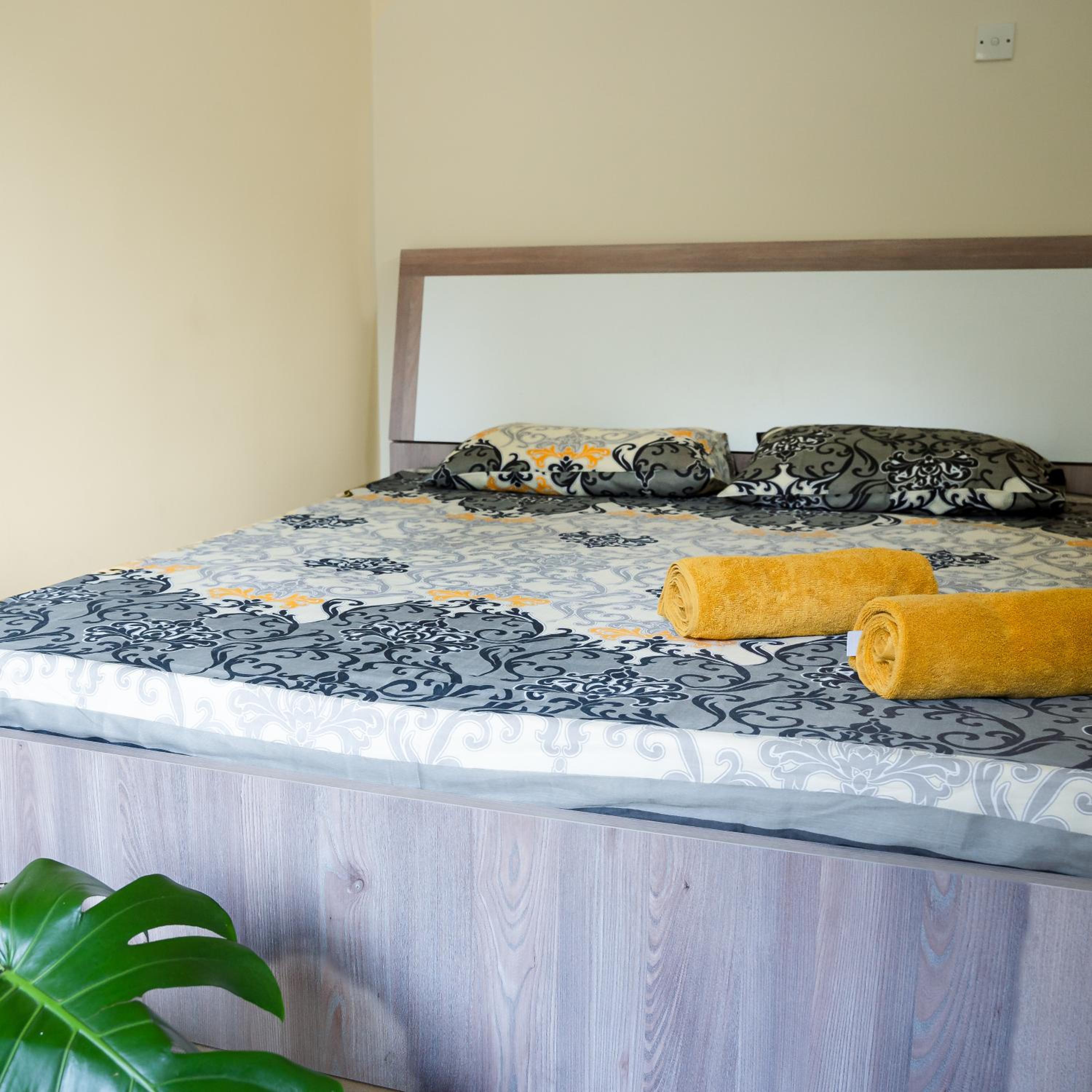 Three-Bedroom Apartment with Balcony - Photo 30