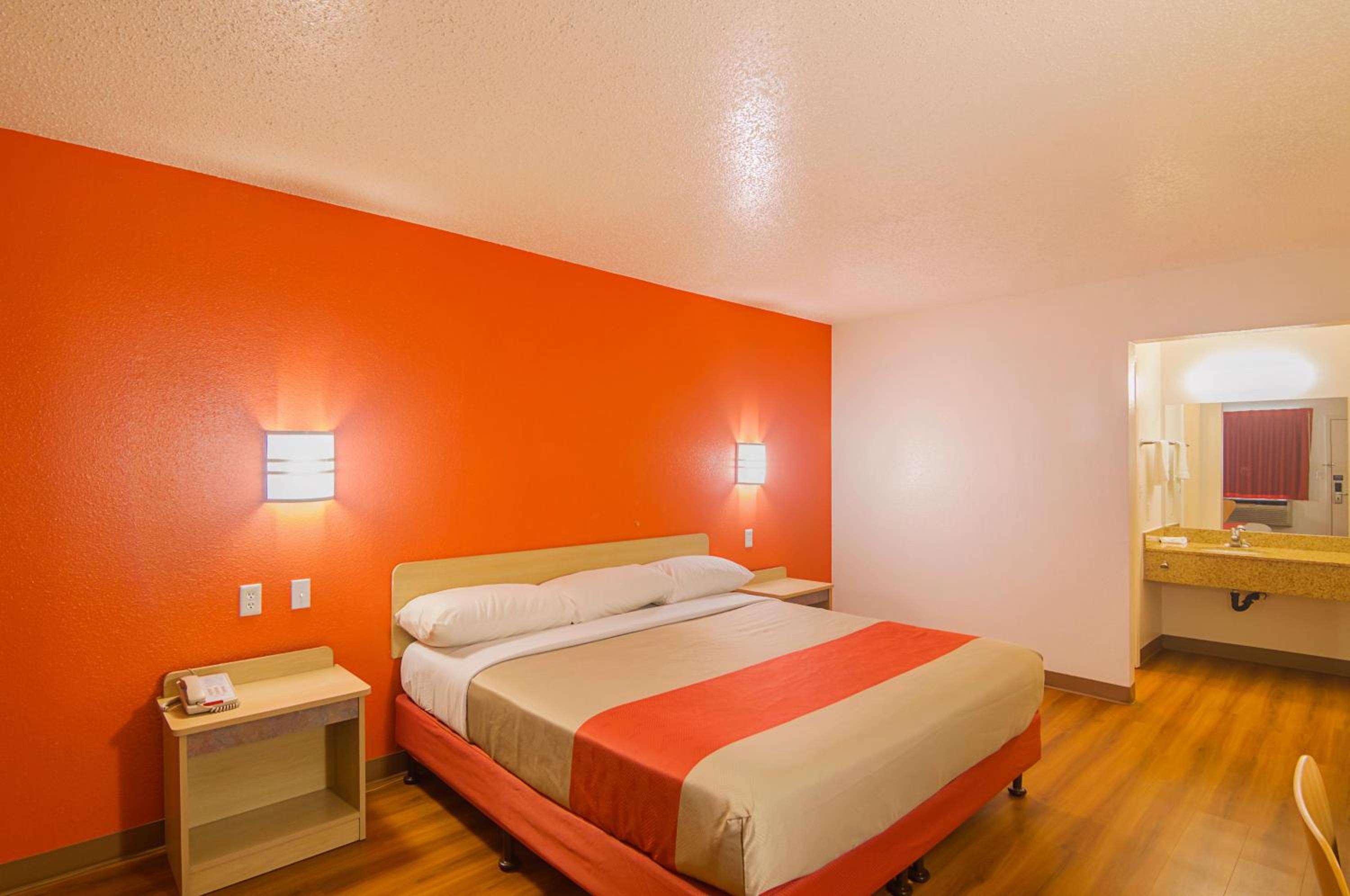 King Room with Roll-in Shower - Disability Access - Non-Smoking - Photo 3