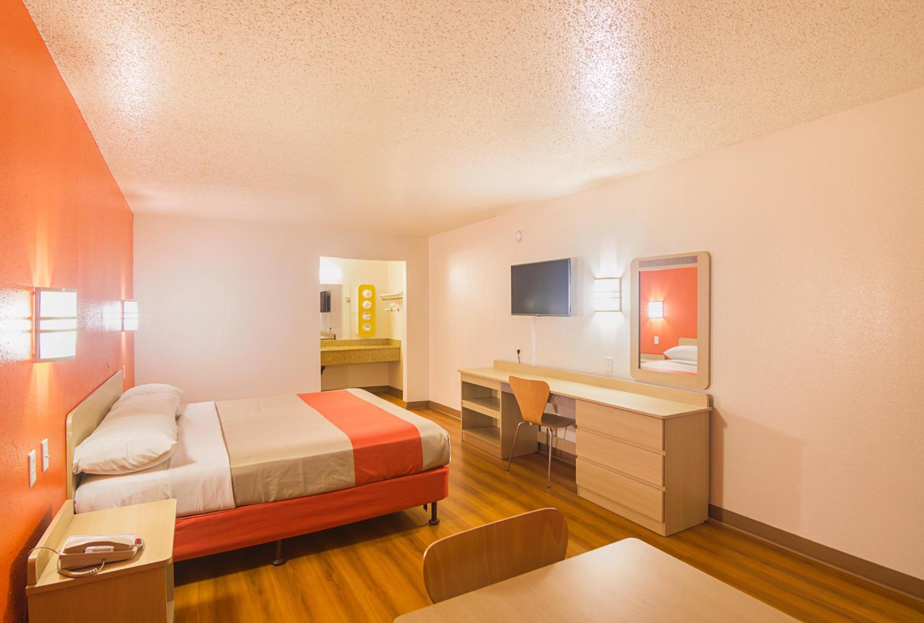 King Room with Roll-in Shower - Disability Access - Non-Smoking - Photo 4