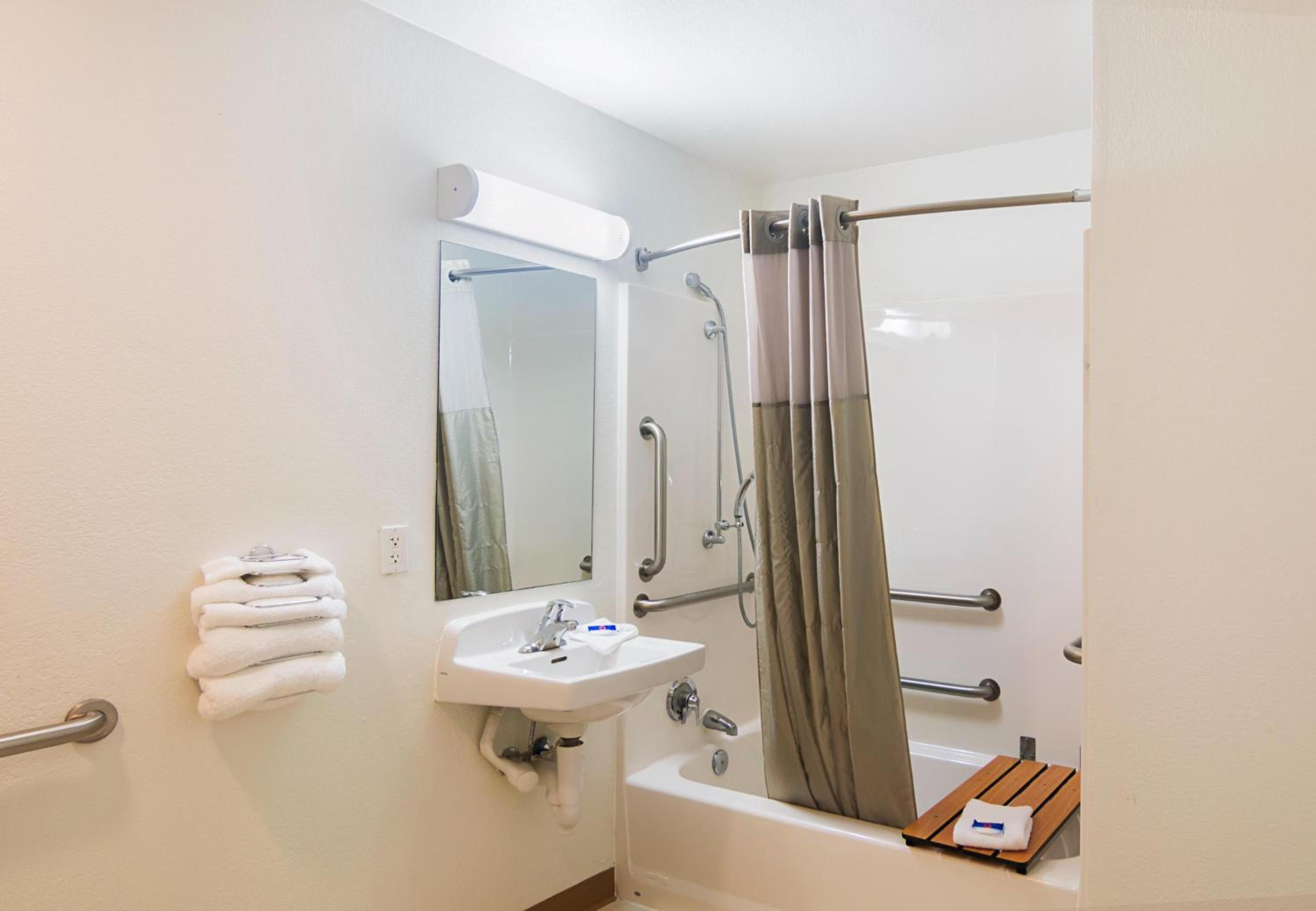 King Room with Roll-in Shower - Disability Access - Non-Smoking - Photo 1