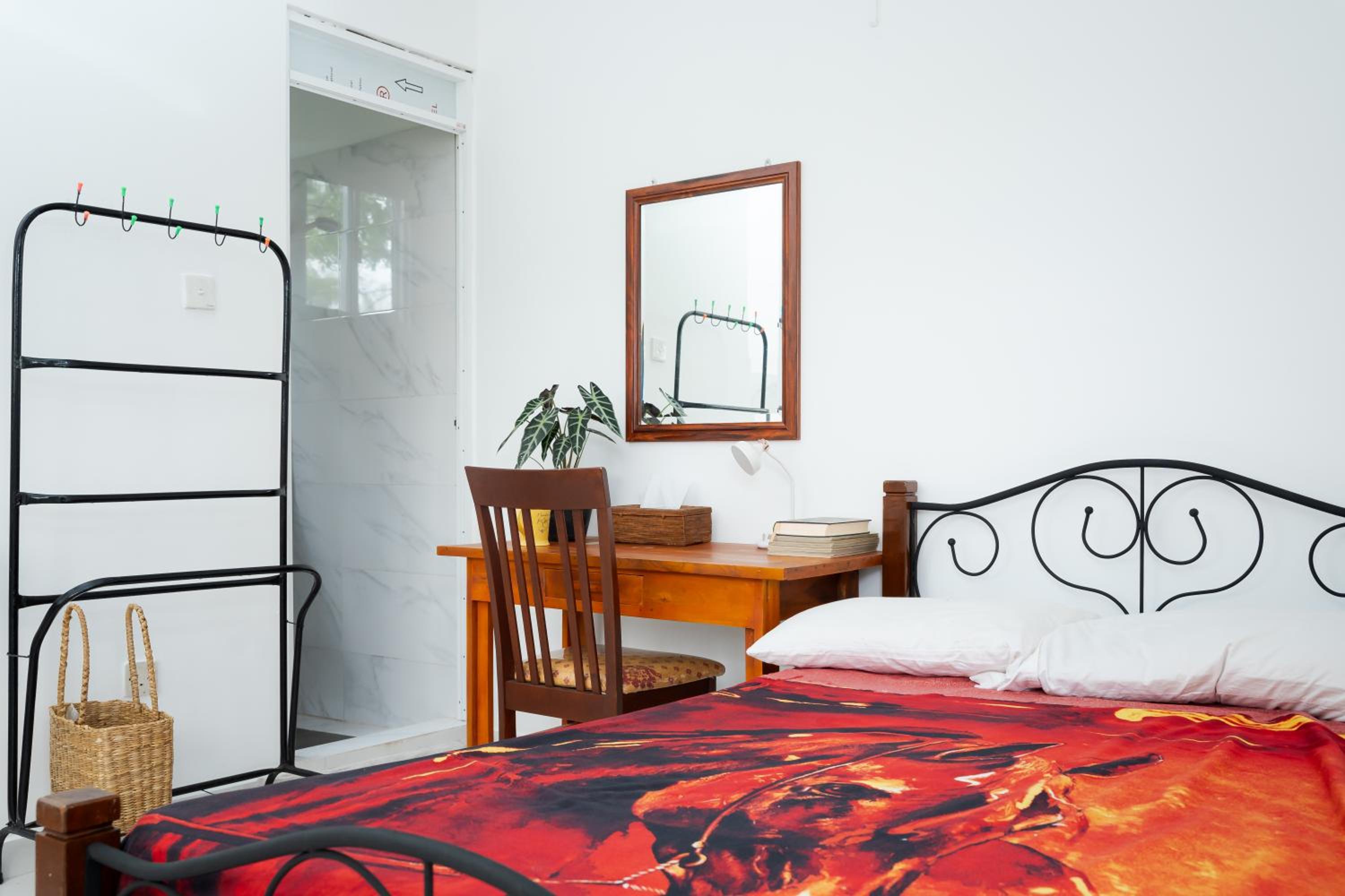 Budget Single Room - Photo 3