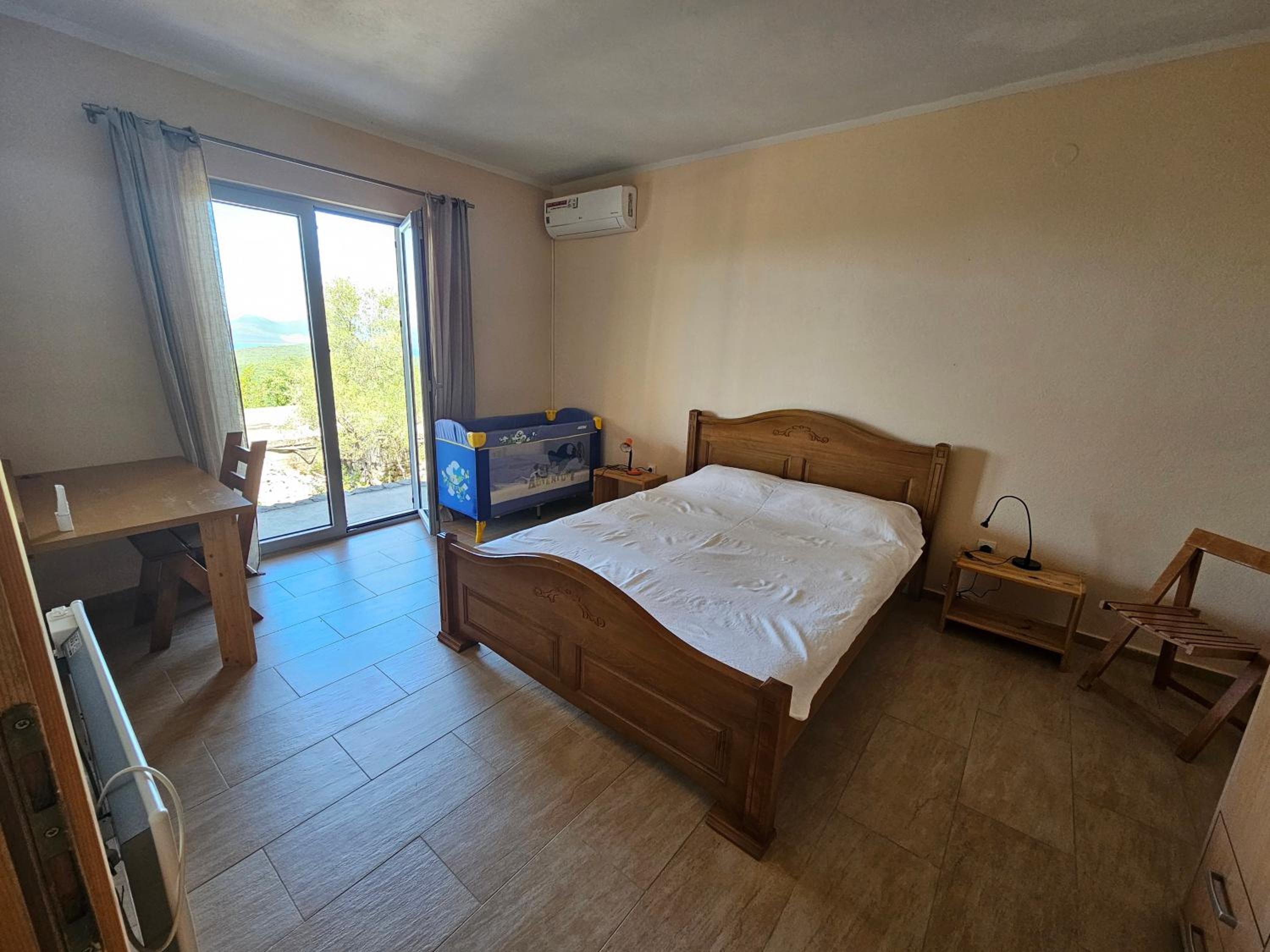 One-Bedroom House photo 1