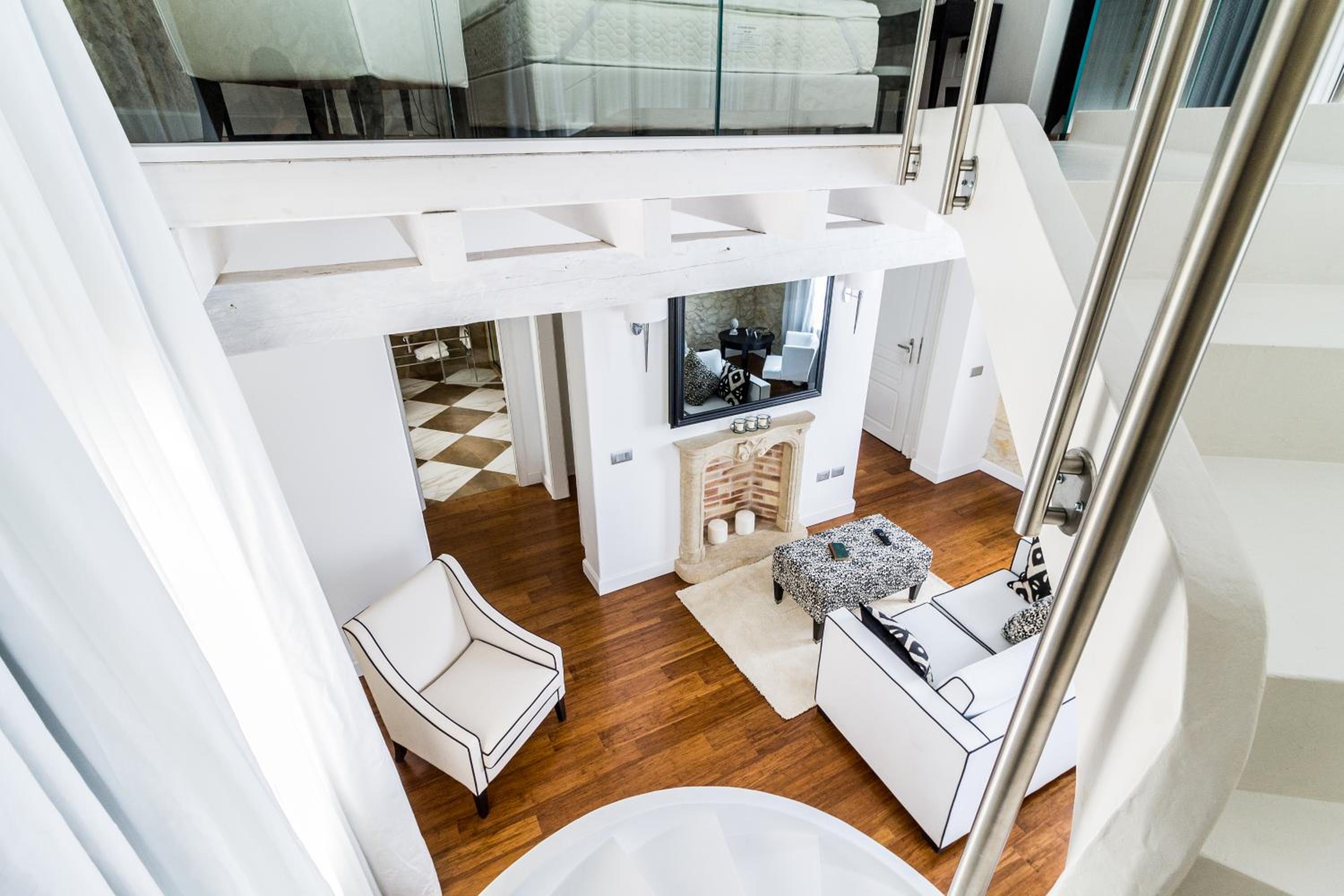 Executive Suite - Split Level photo 2