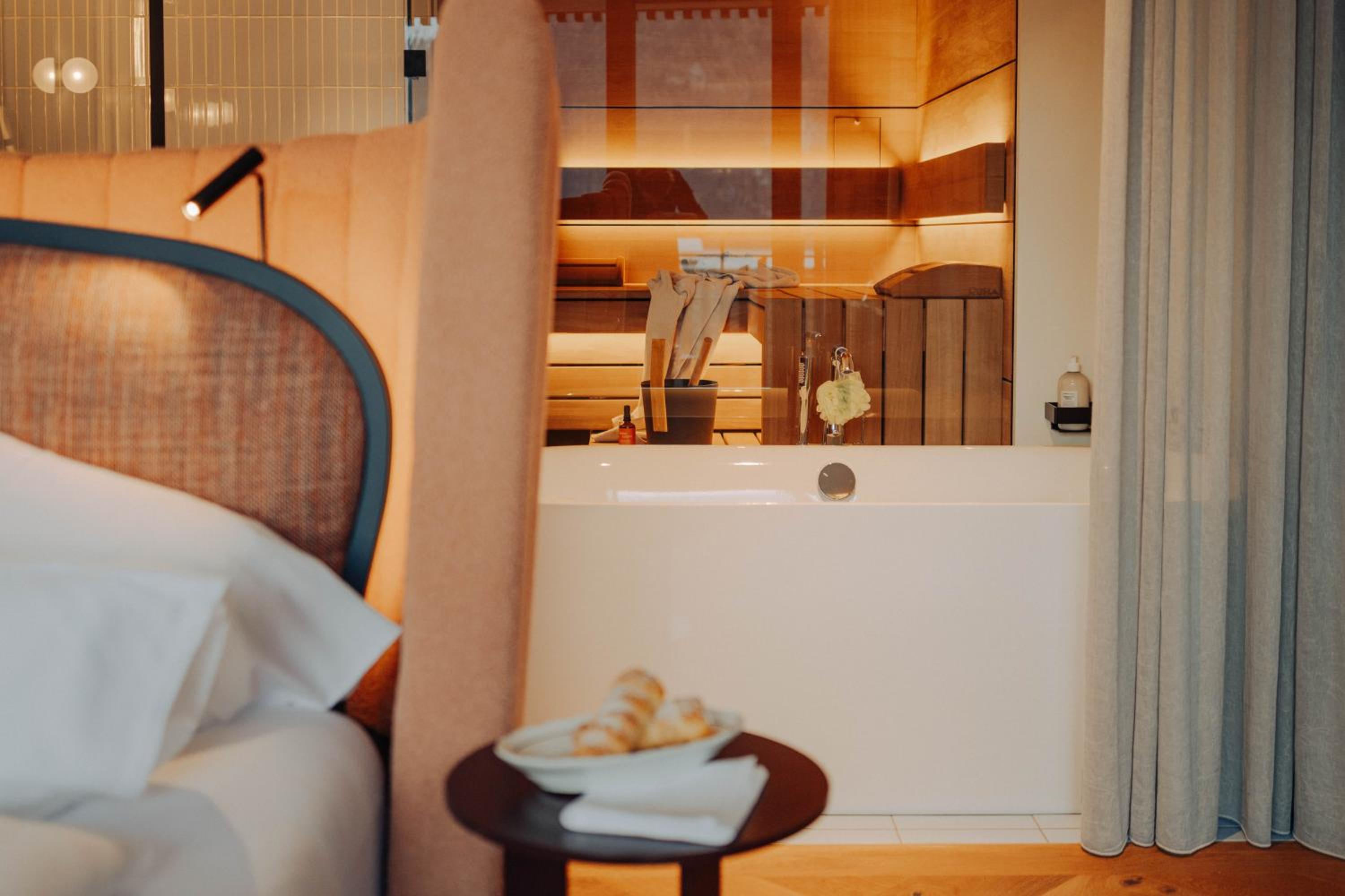 Deluxe King Suite - Photo 5