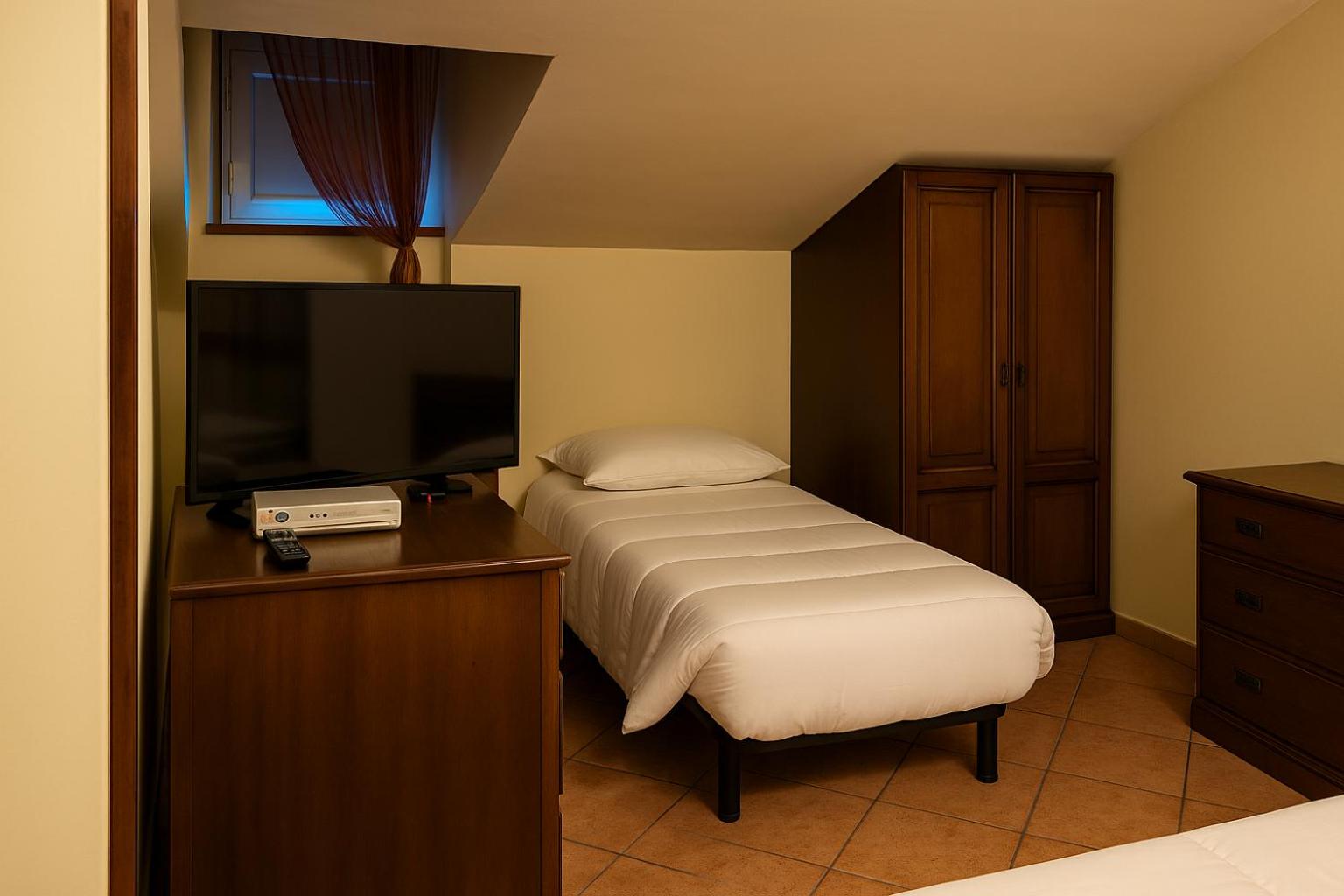 Economy Triple Room photo 2