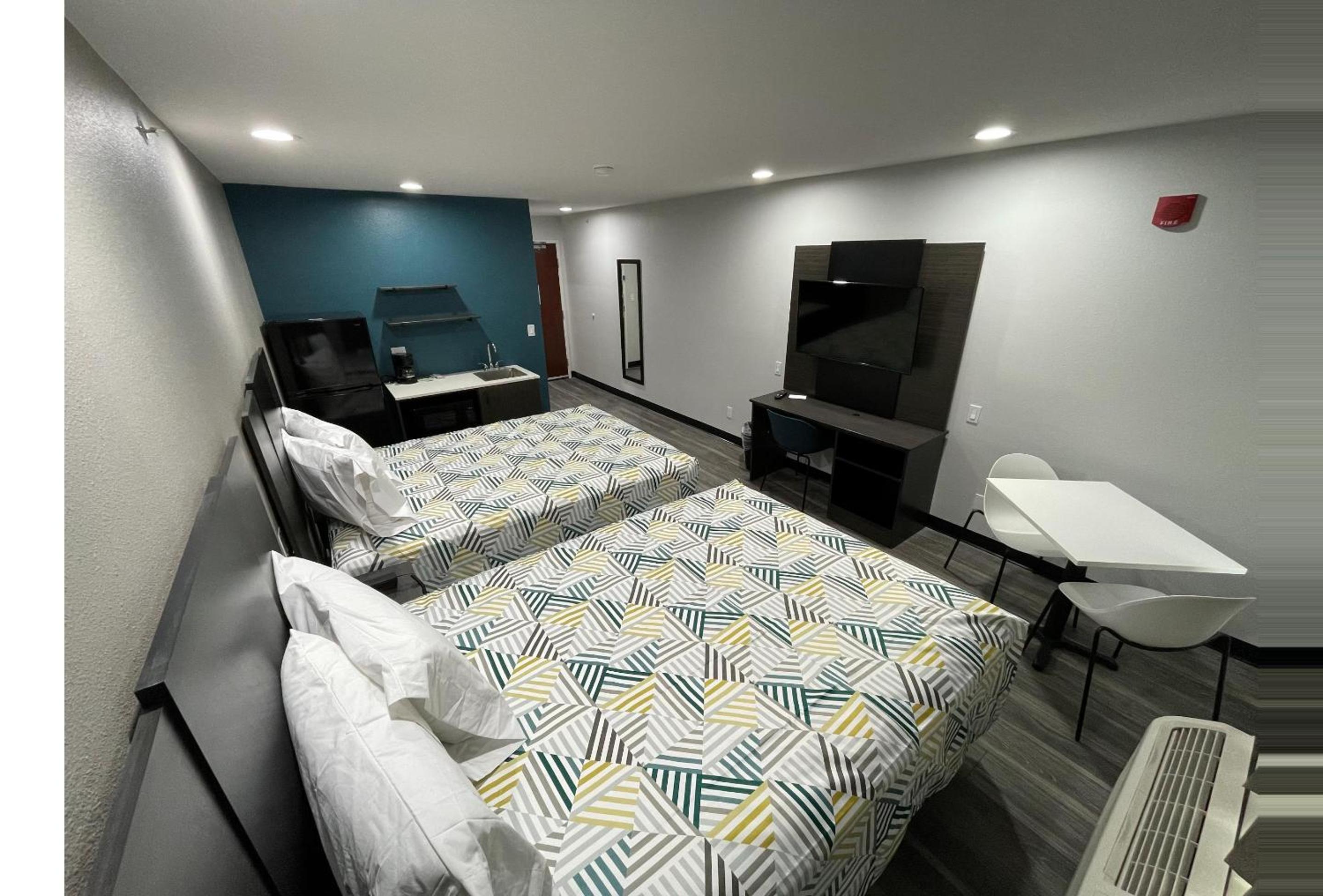 Queen Room with Two Queen Beds - Non-Smoking - Photo 4