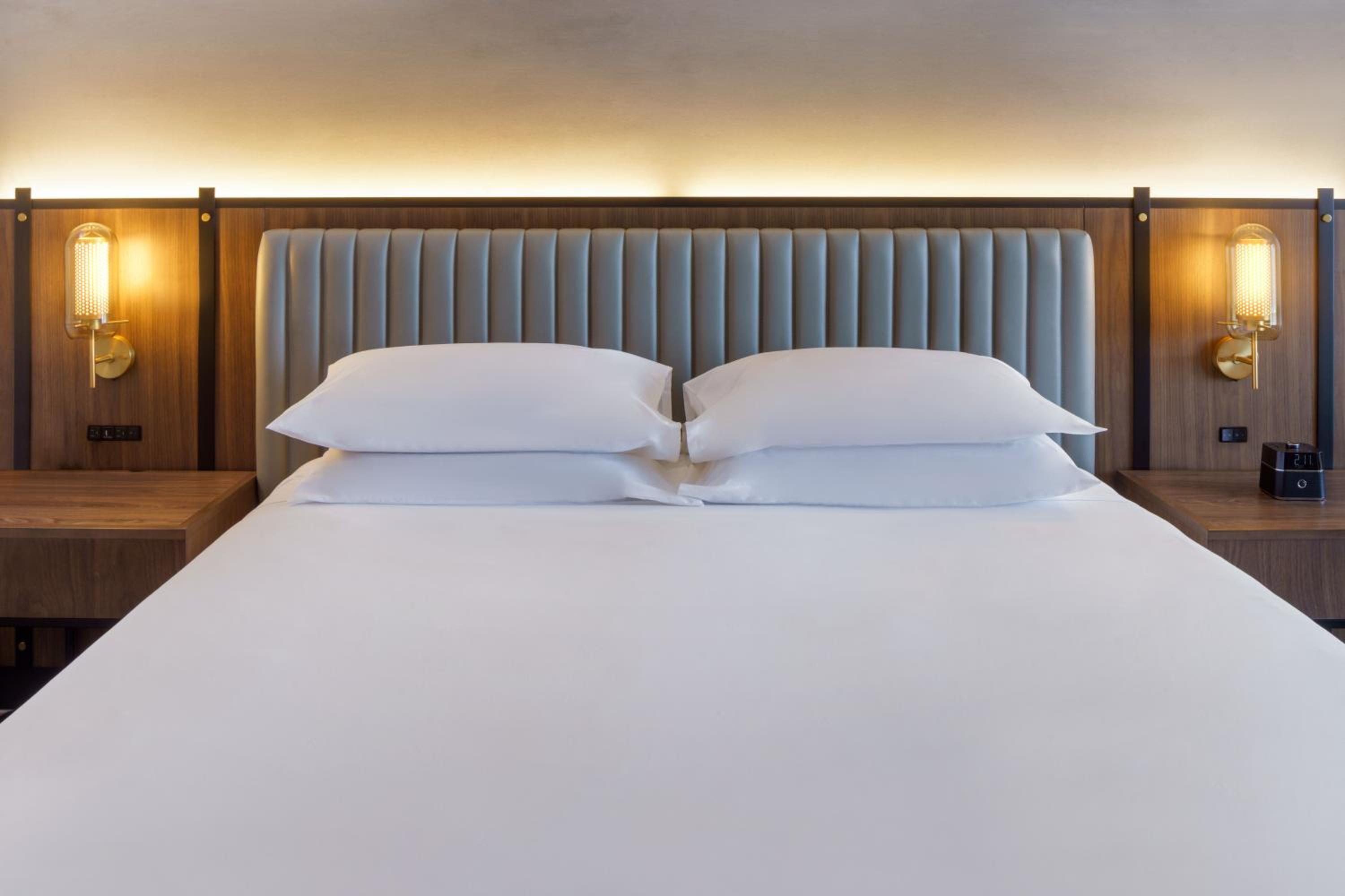 King Room with Sofa Bed - Photo 2