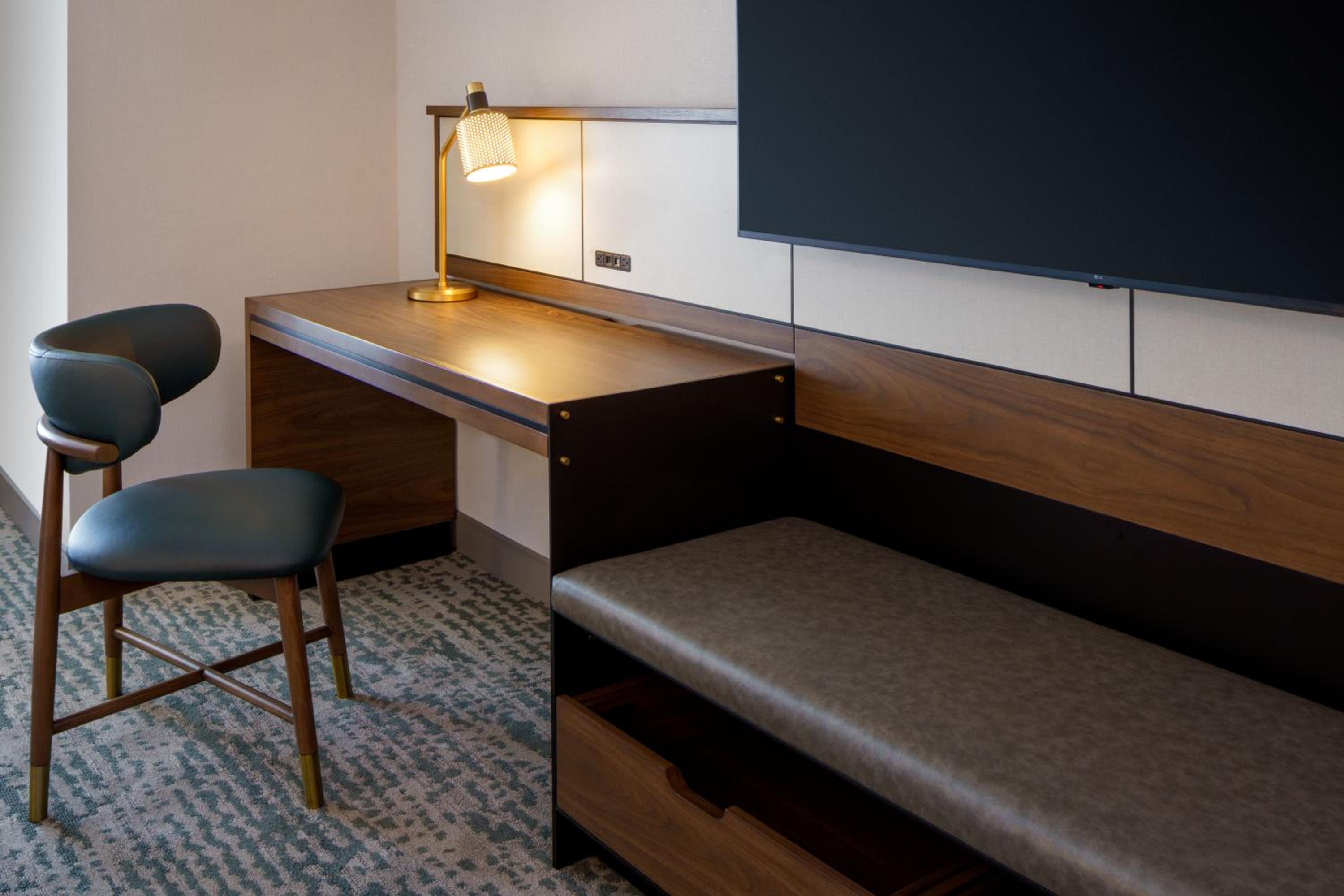 King Room with Sofa Bed - Photo 3