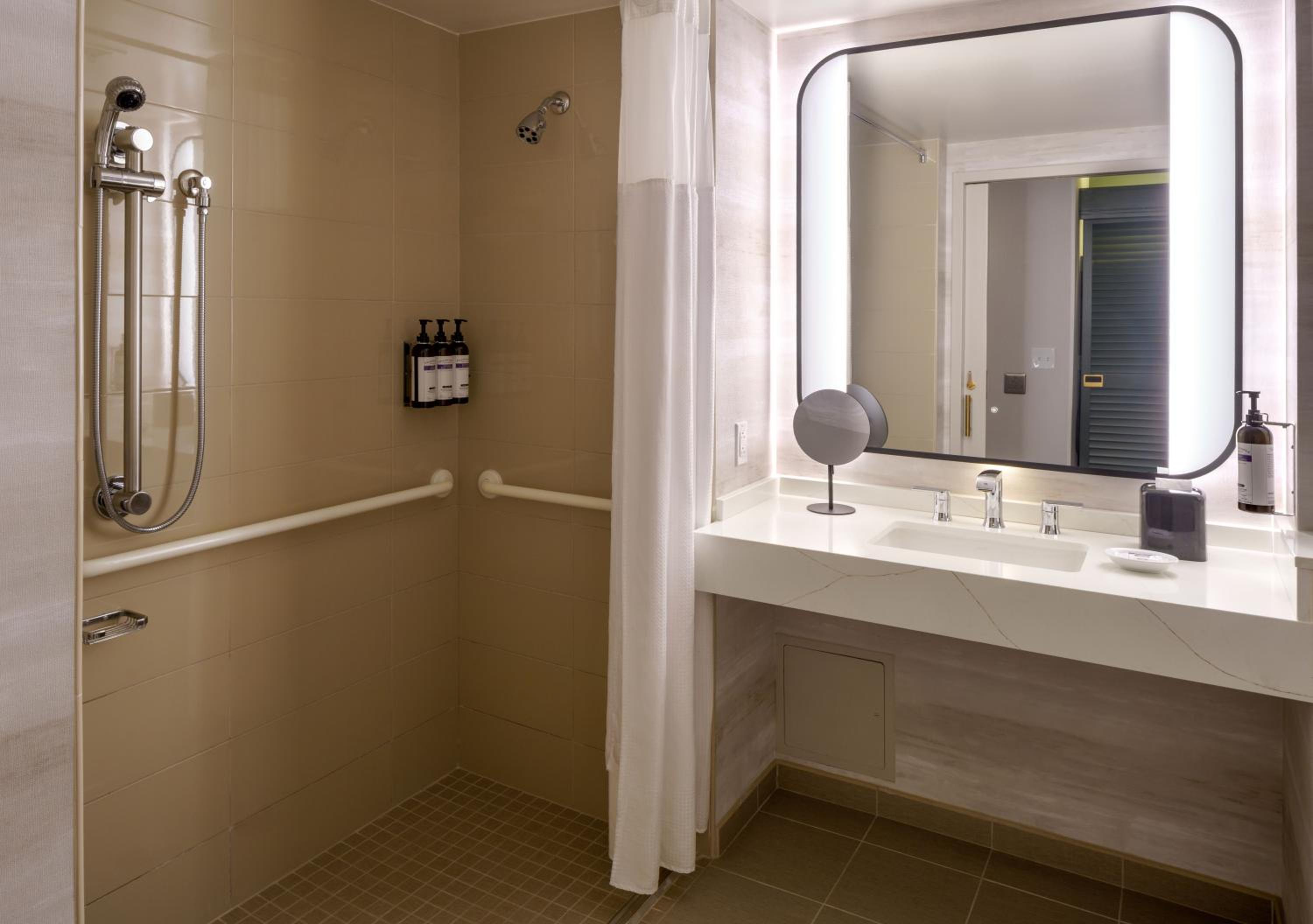 King Room with Accessible Shower - Disability Access photo 3