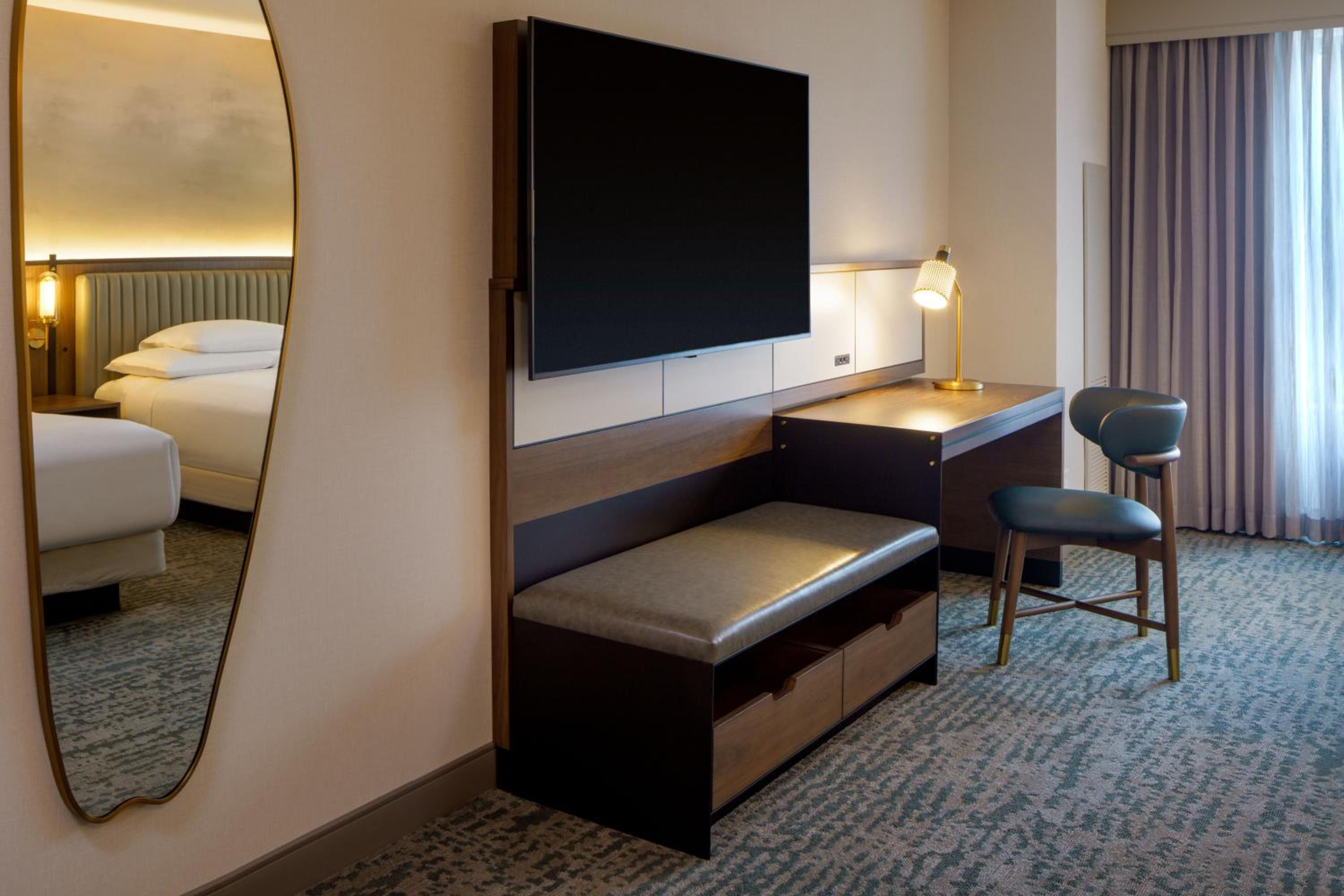 Queen Room with Two Queen Beds - Photo 3