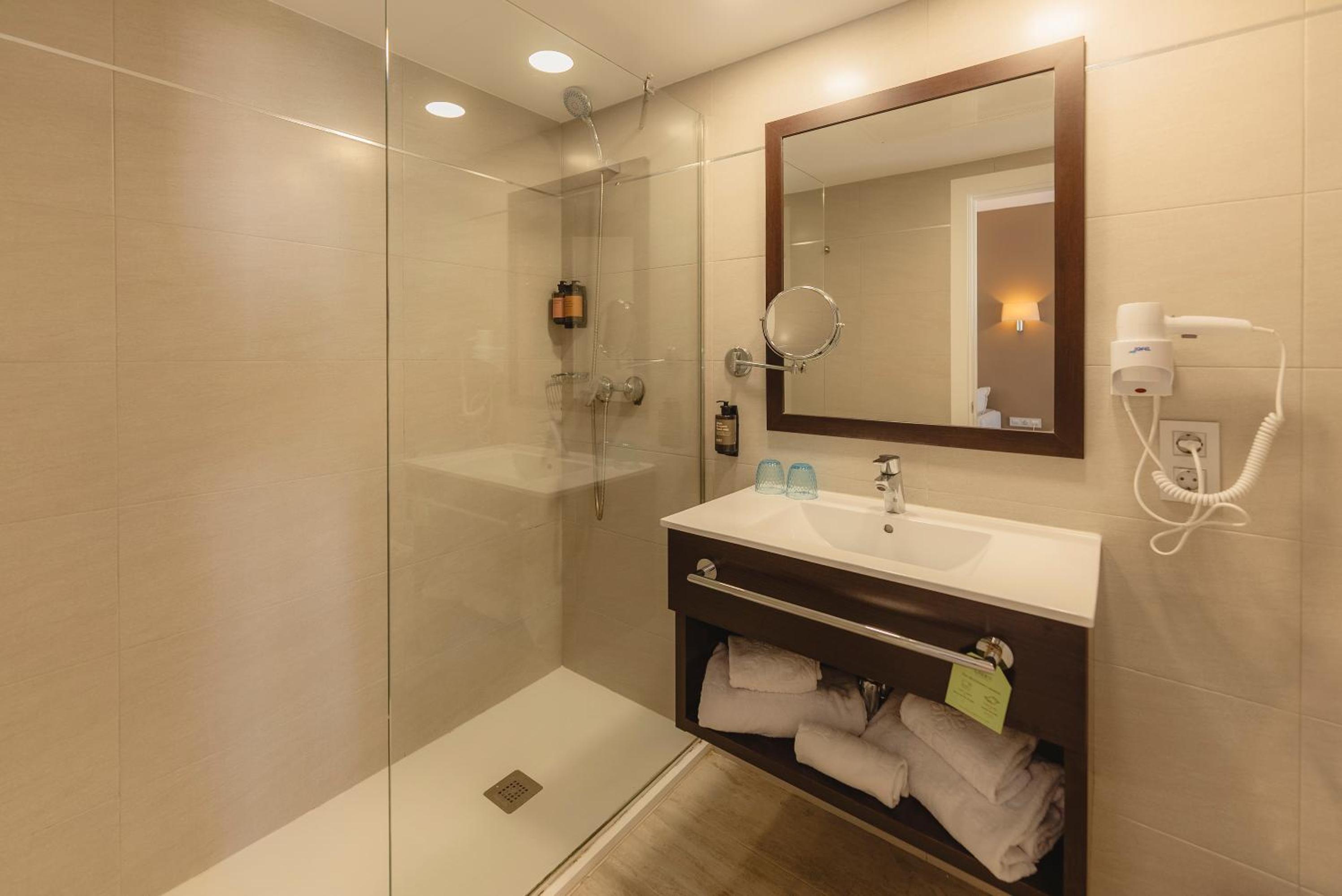 Economy Double Room - Photo 11