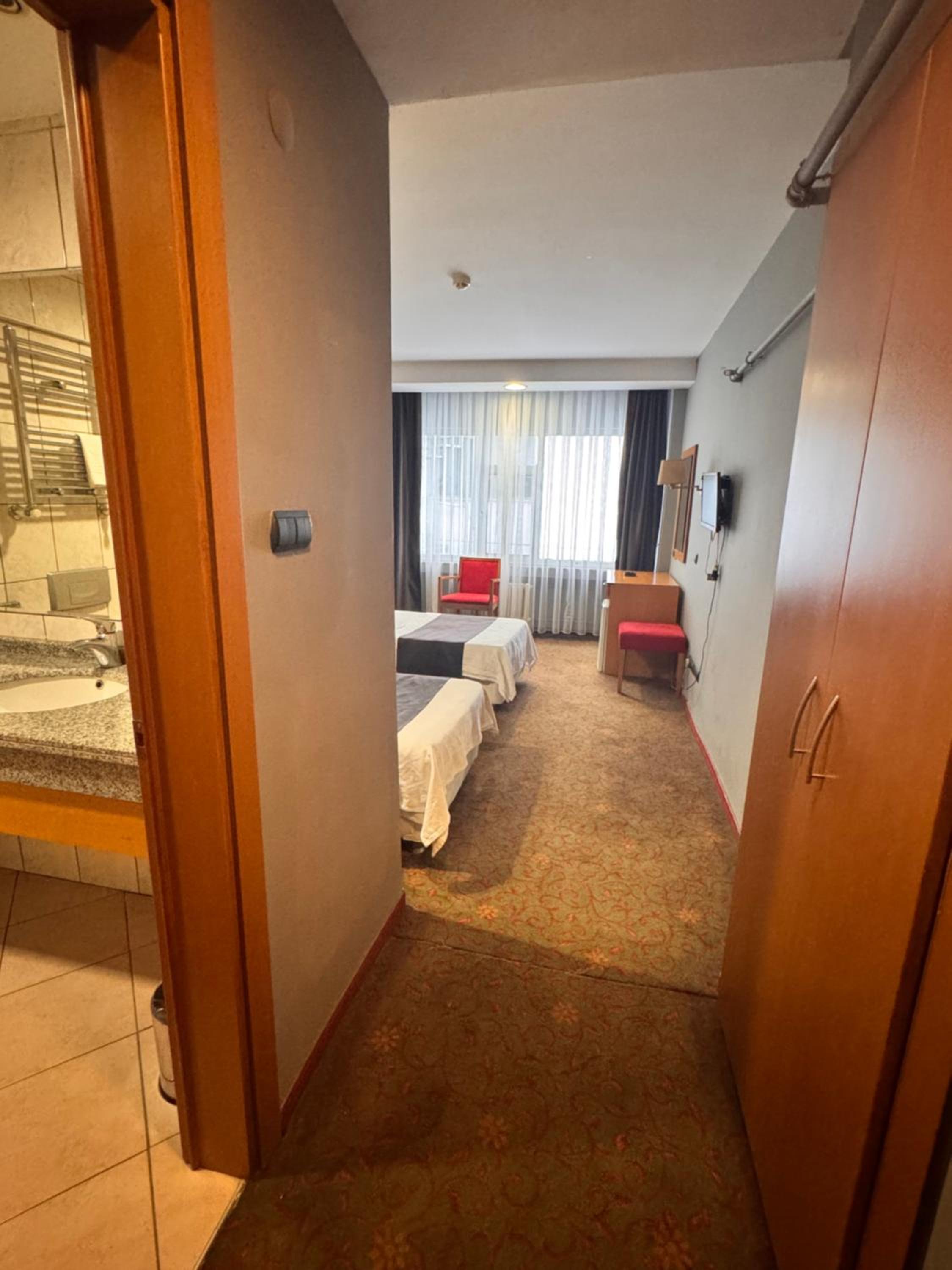 Standard Twin Room - Photo 6