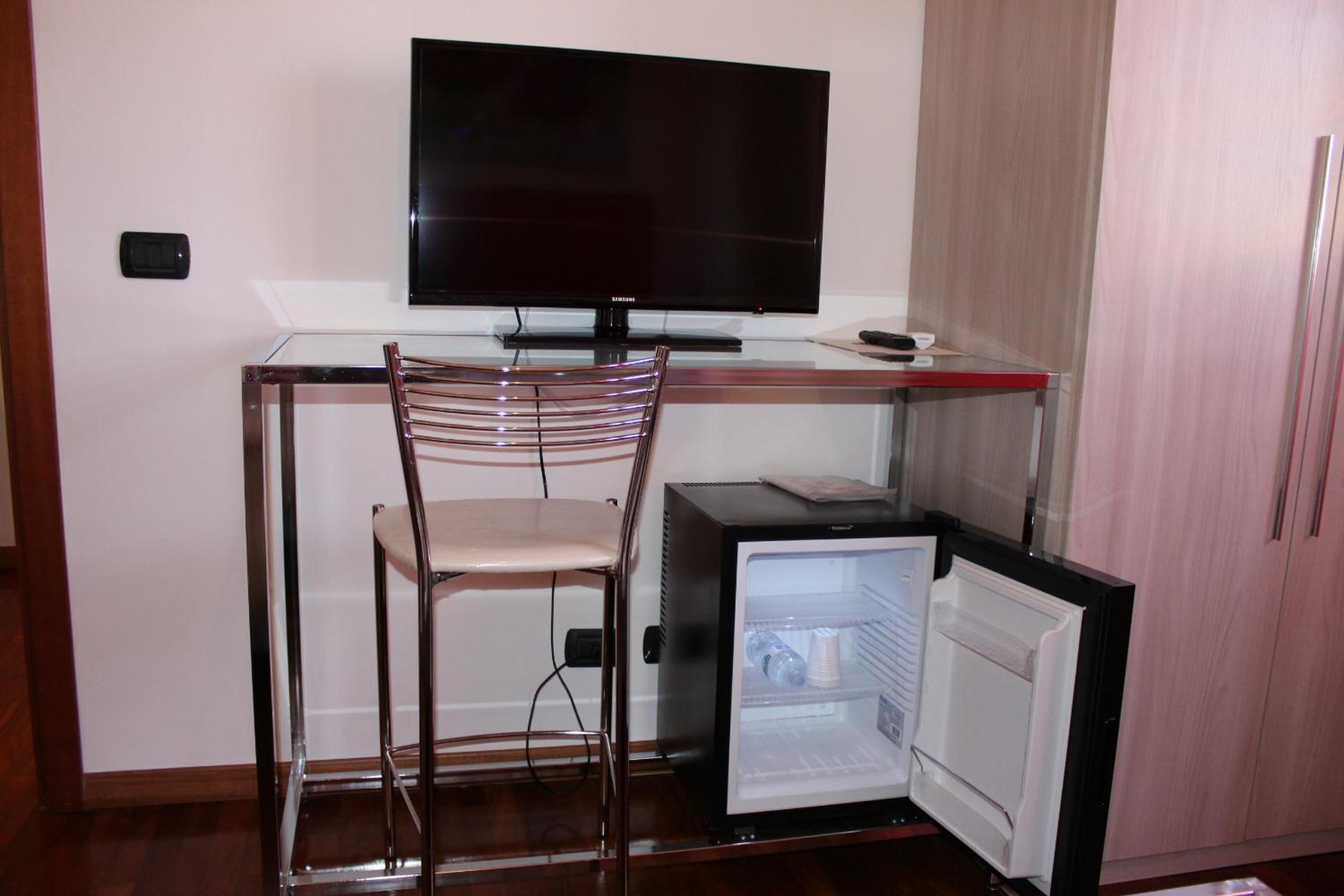 Double Room with Private Bathroom - Photo 2